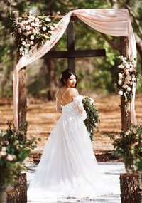 pink-fox-photography-luxury-bohemian-wedding-bride-standing-aisle