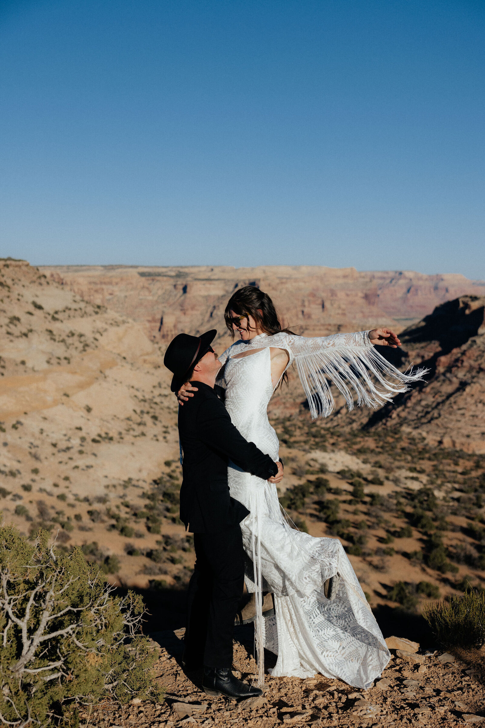 Wild & free elopement photography in Utah’s dramatic terrain