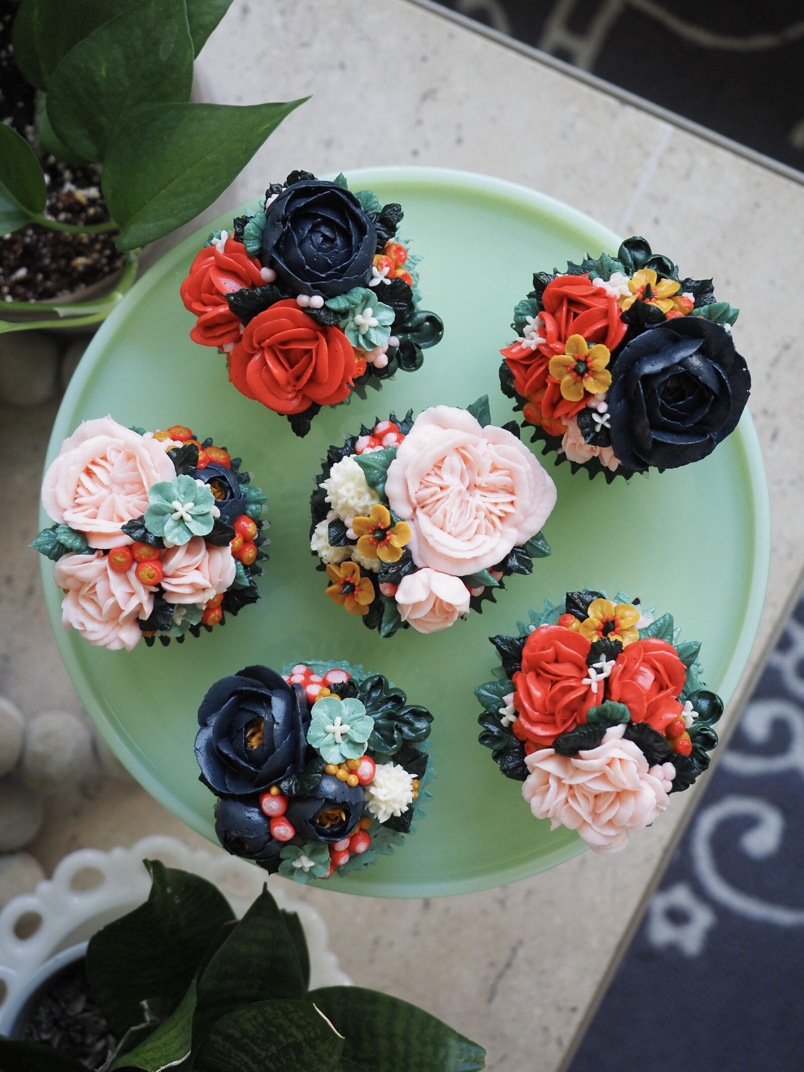 Floral hand piped buttercream cupcakes