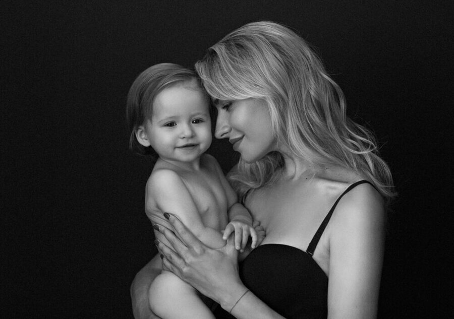Mommy and me, motherhood photography by Lola Melani-9