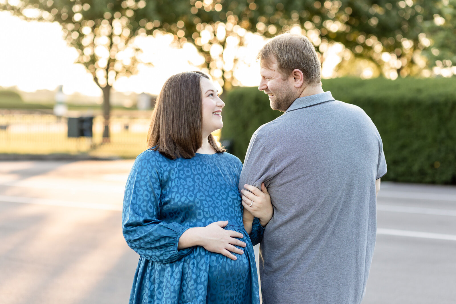 outdoor-maternity-golden-hour-photography-session-Lexington-KY-photographer-Keeneland