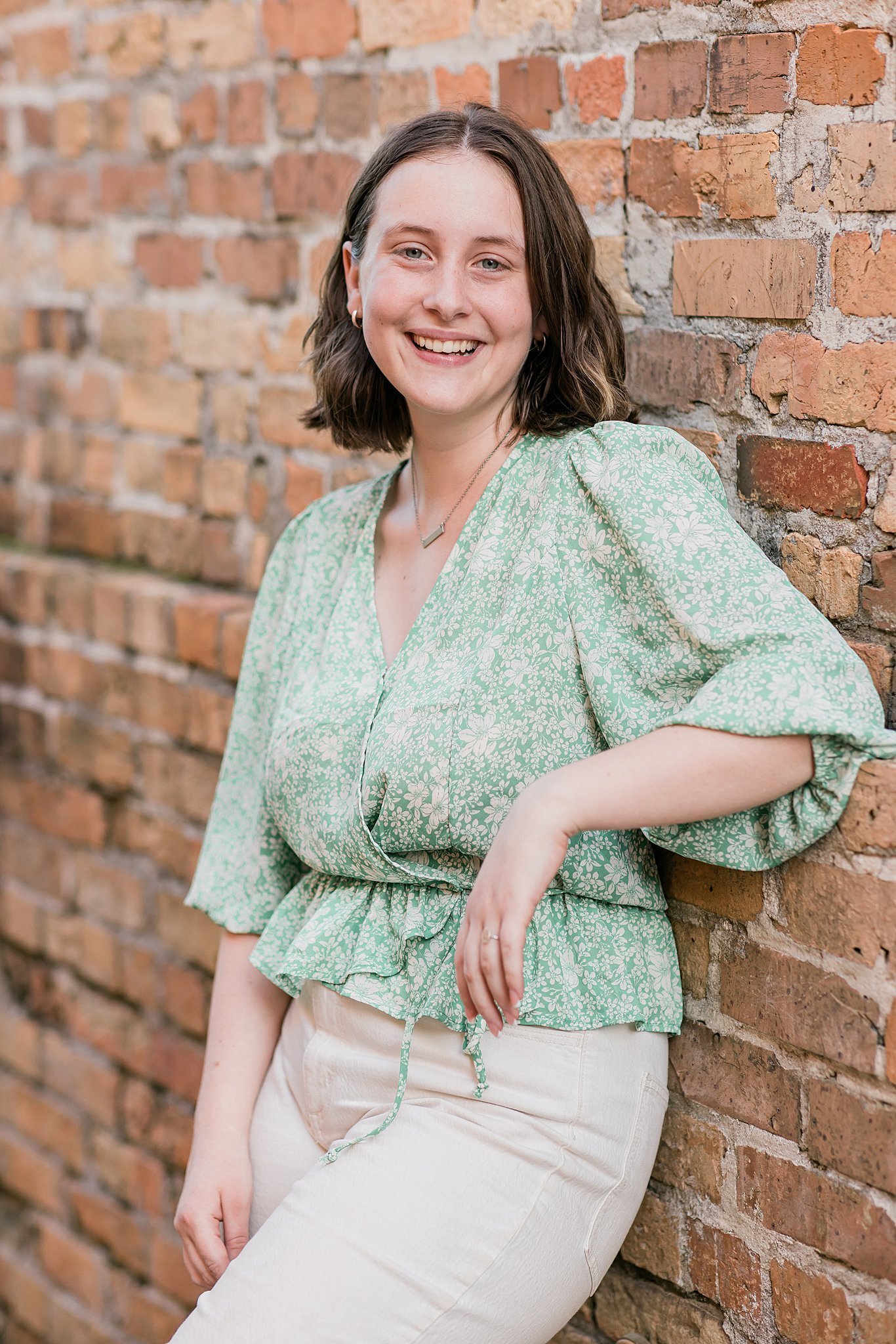 Pensacola-Senior-Photographer-Jennifer-Beal-Photography-girl-leaning-on-brick-wall