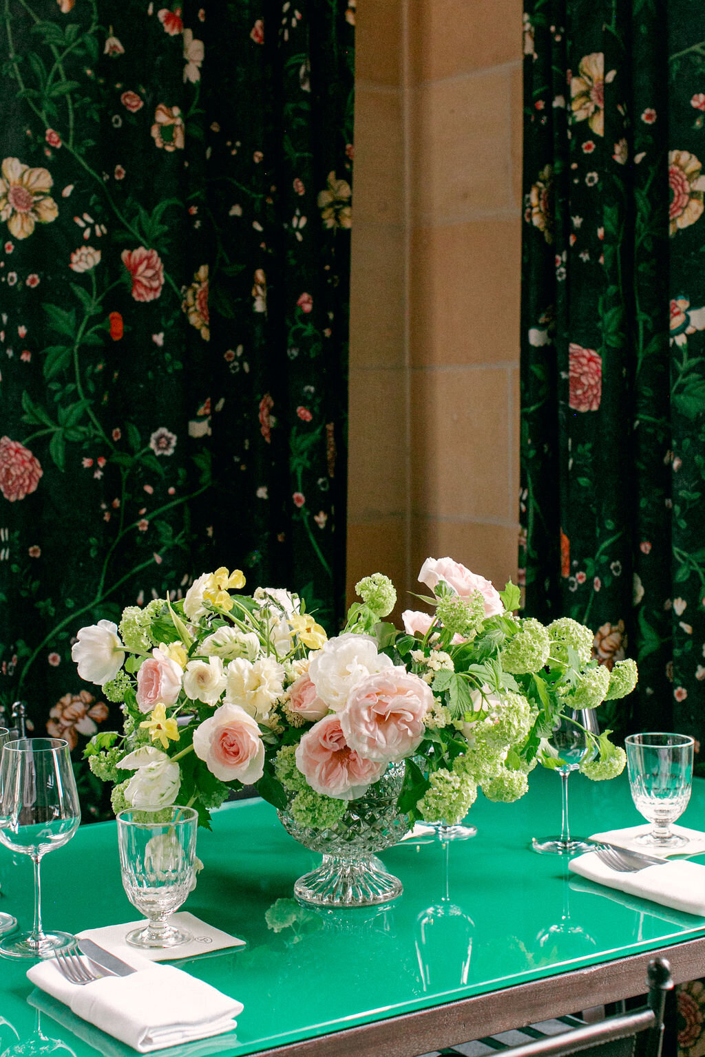 max-owens-design-at-home-floral-arrangements-12-restaurant-centerpiece