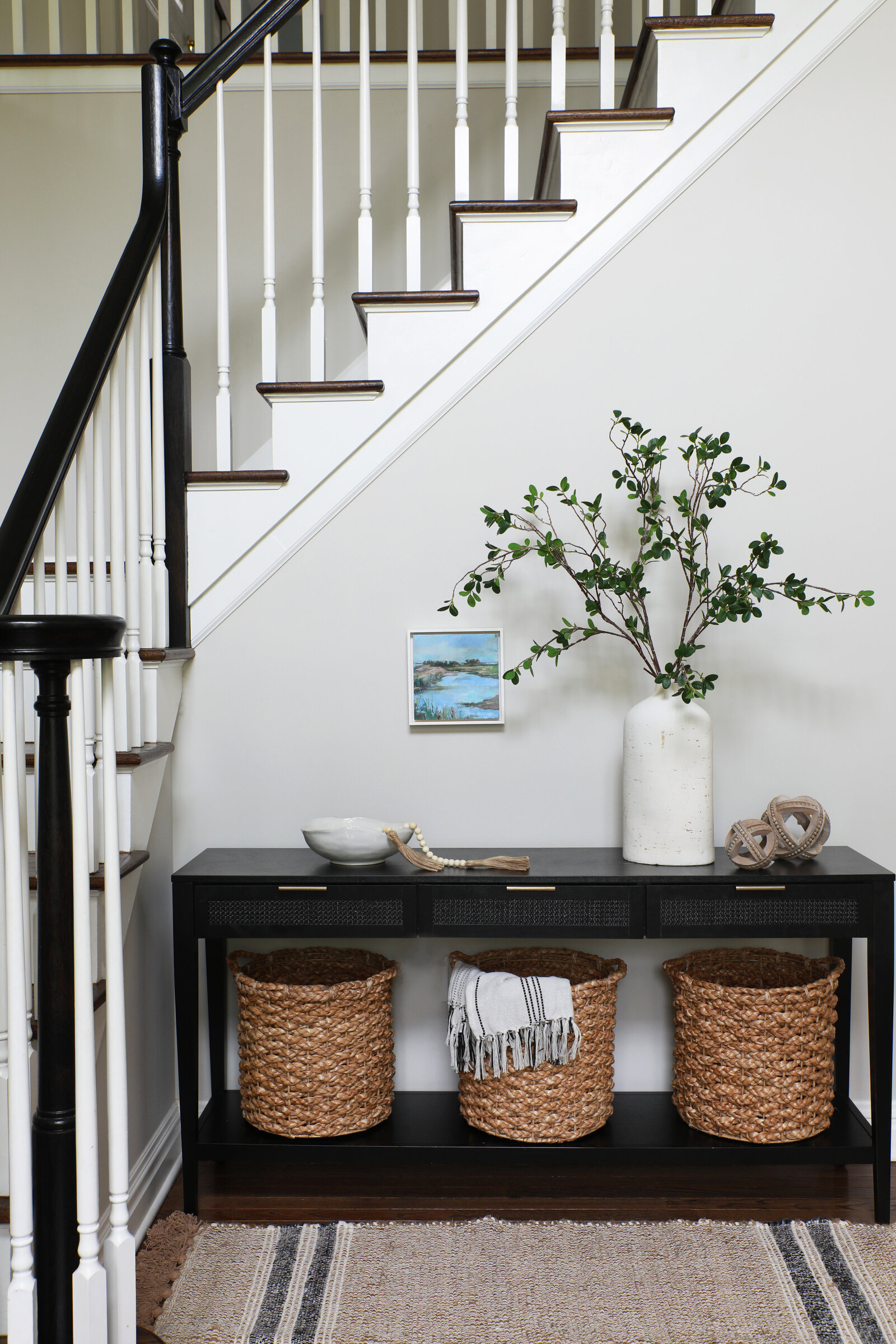 STYLED-FOYER-TABLE-WITH-BLACK-RAILINGS