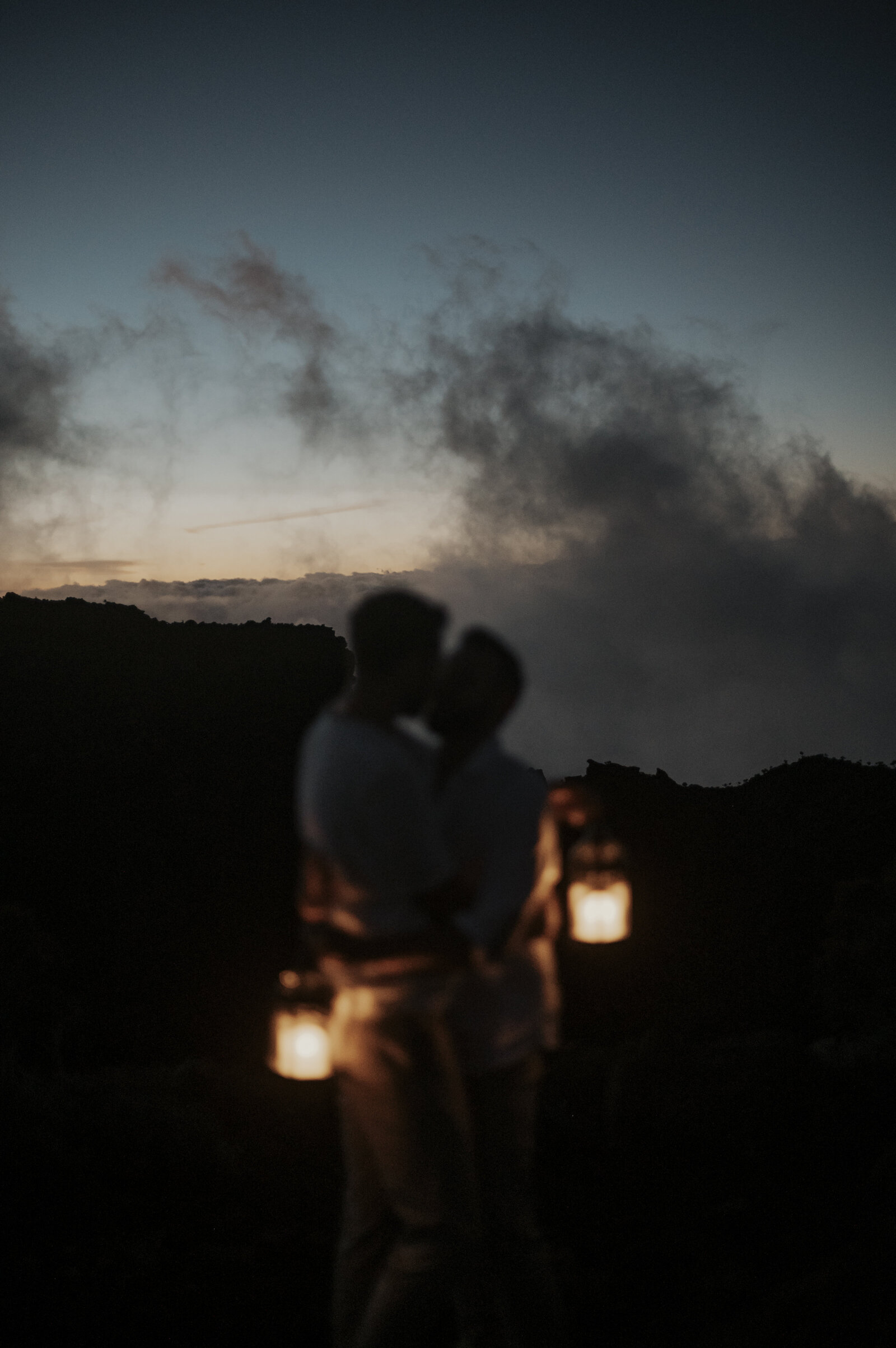 Couple s'embrassant au coucher du soleil pour un elopement sur l'ile de la Réunion