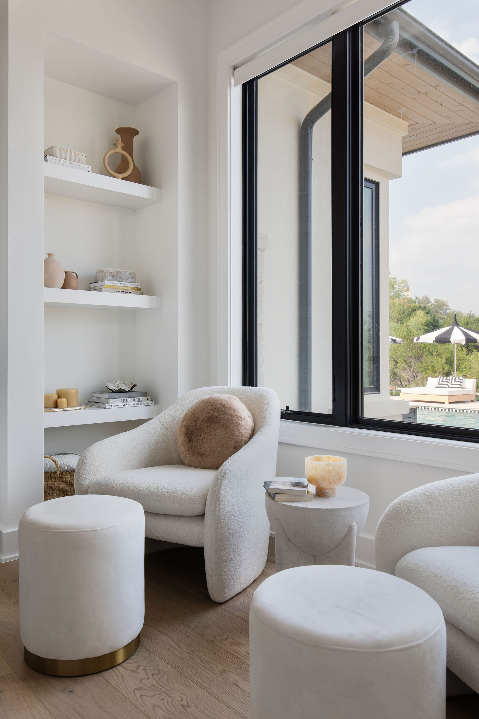 ivory+neutral+seating+area+bedroom+design+nuela+designs+interiors