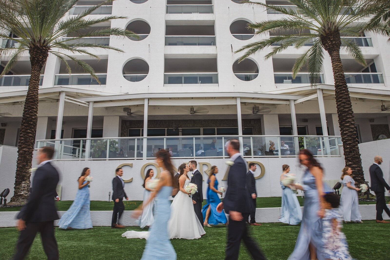florida-couple-kissing-people-walking