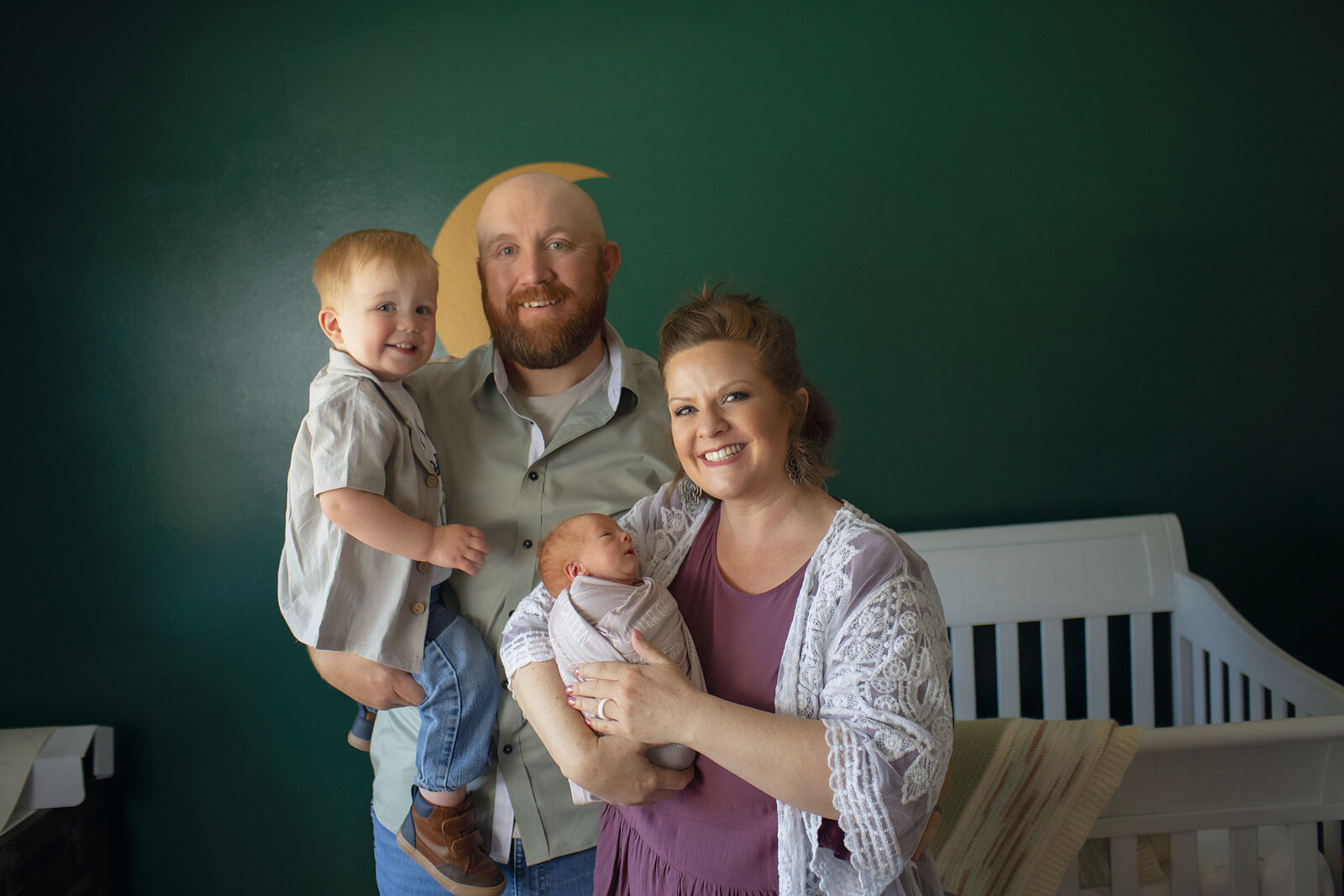 ABQ-newborn-lifestyle-session-with-family-and-crib