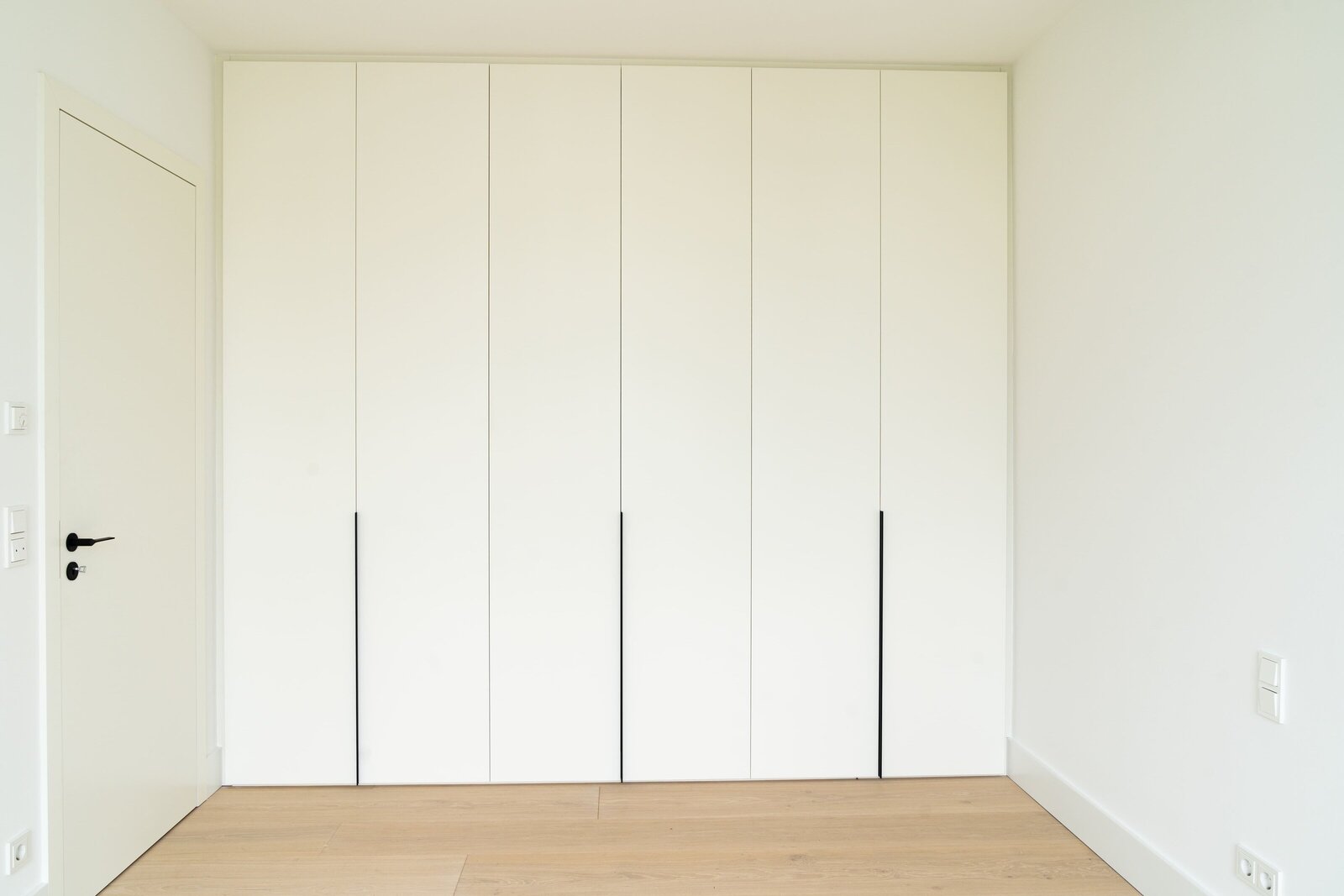 Ankleidezimmer-modern-weiß-Griffleiste-2