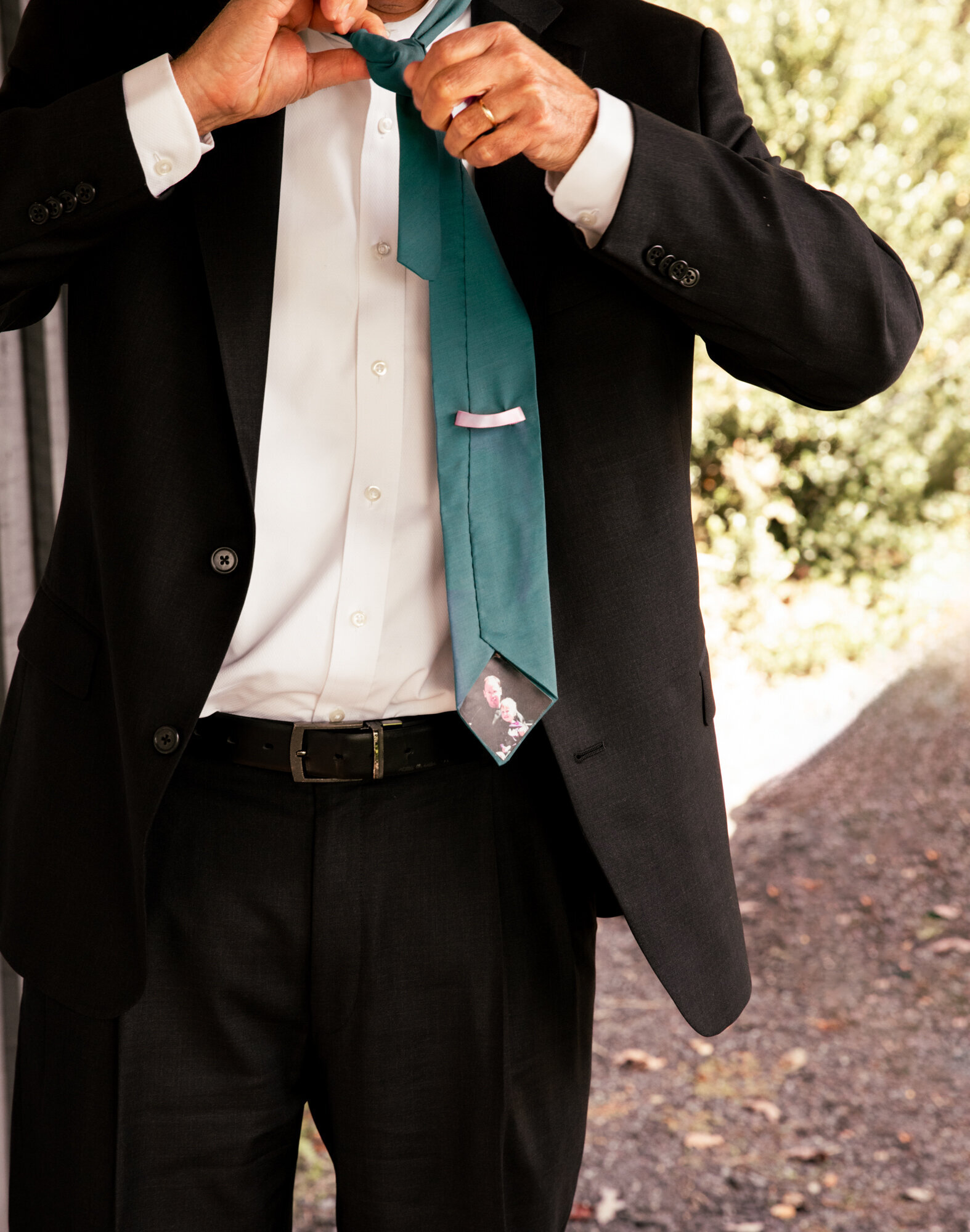 groom tie detail