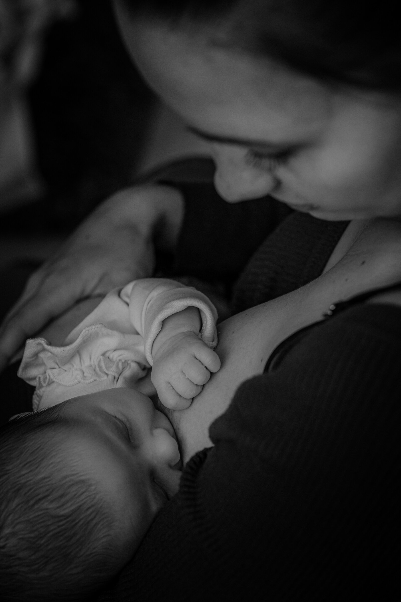 Borstvoeding een mooi moment tijdens de newbornshoot