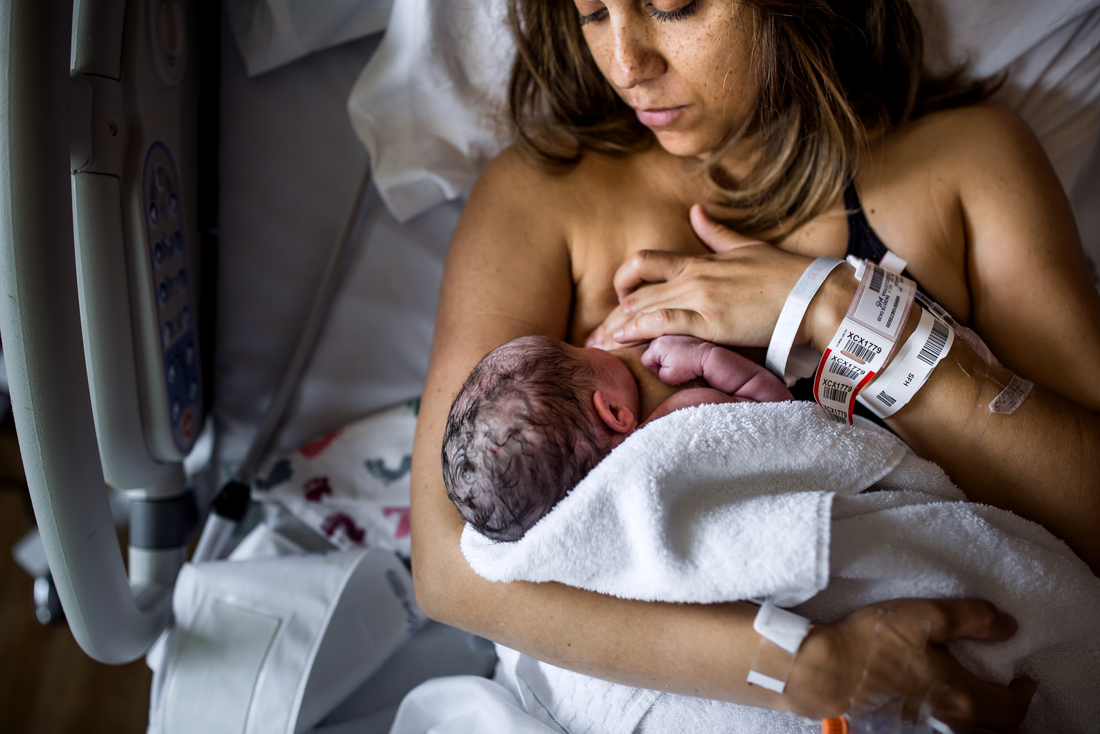 birth photographer, columbus, ga, atlanta, postpartum, mother and newborn, skin to skin, breastfeeding, ker-fox photography 9409-2