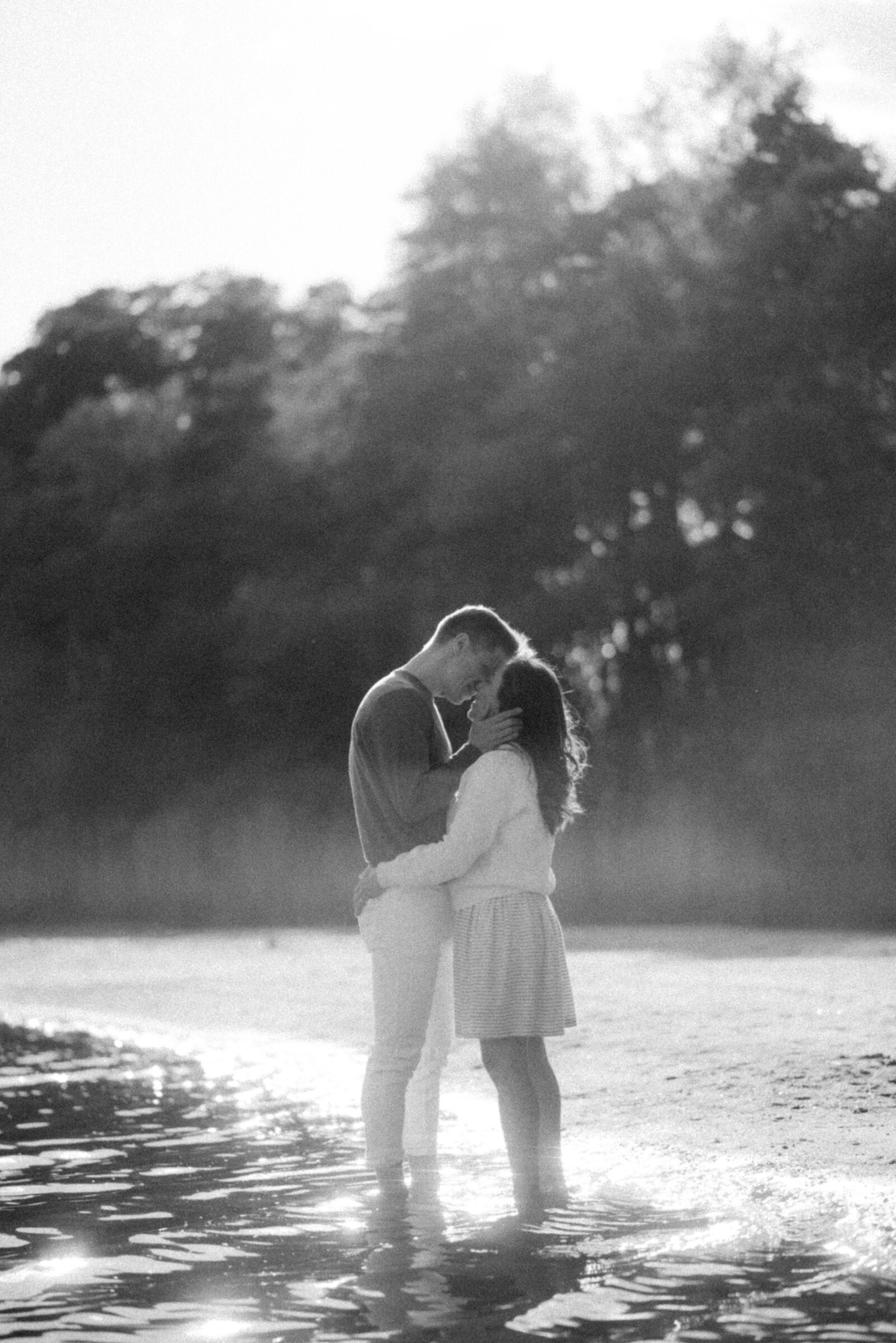 Couple on a beach on a photography session with photographer Hannika Gabrielsson