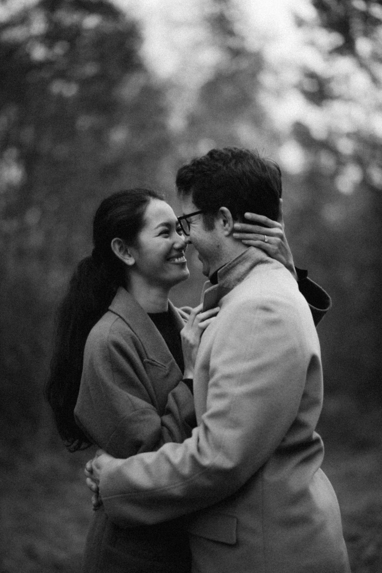 Couple in the park of Mustio Manor on a photography session with photographer Hannika Gabrielsson