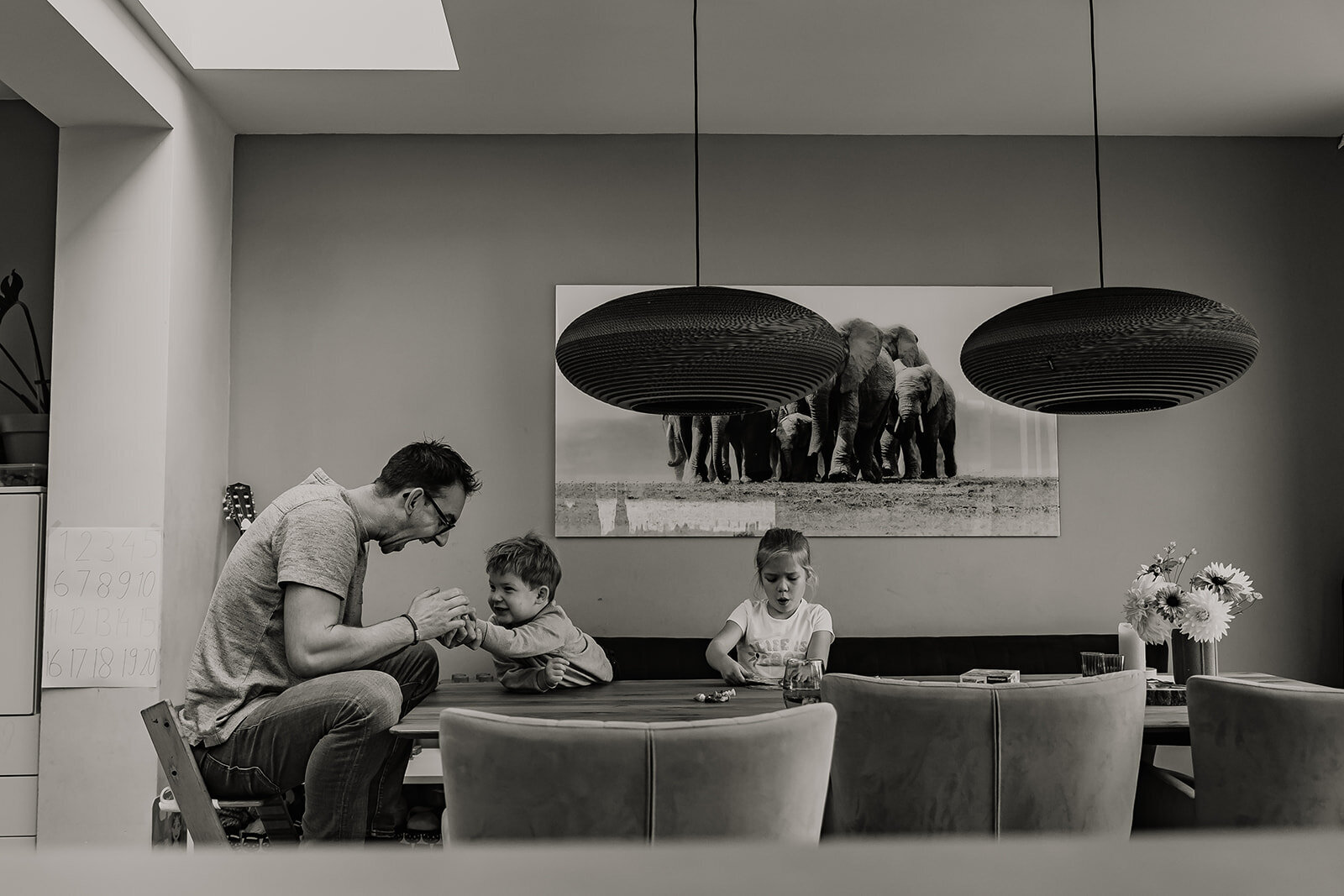 gezinsfotoshoot fotoshoot gezin gezinsfotografie gezinsfotograaf gezinsfotoshoot eindhoven gezinsshoot zwangerschap gezinsshoot buiten spontane gezinsfoto'a slledaags geluk