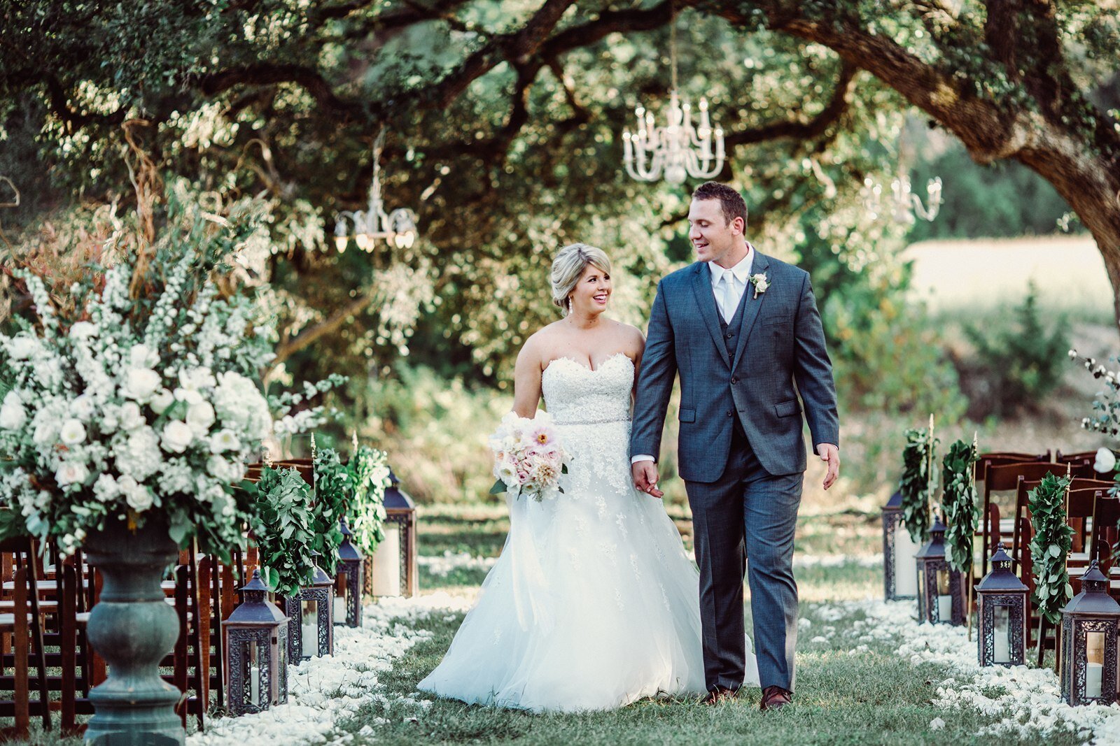hill-country-wedding-couple-ceremony-aisle