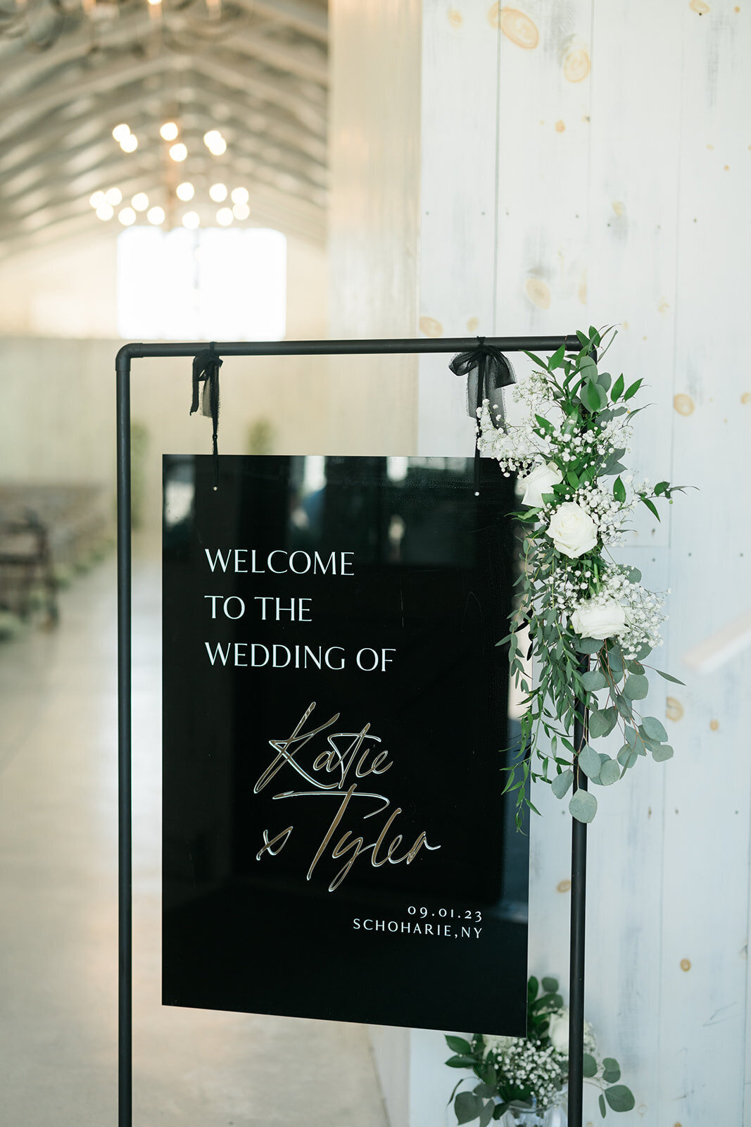 welcome-sign-black-silver
