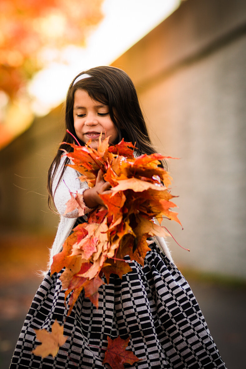 girl-holding-bunch-of-fall-leaves-autumn-photoshoot