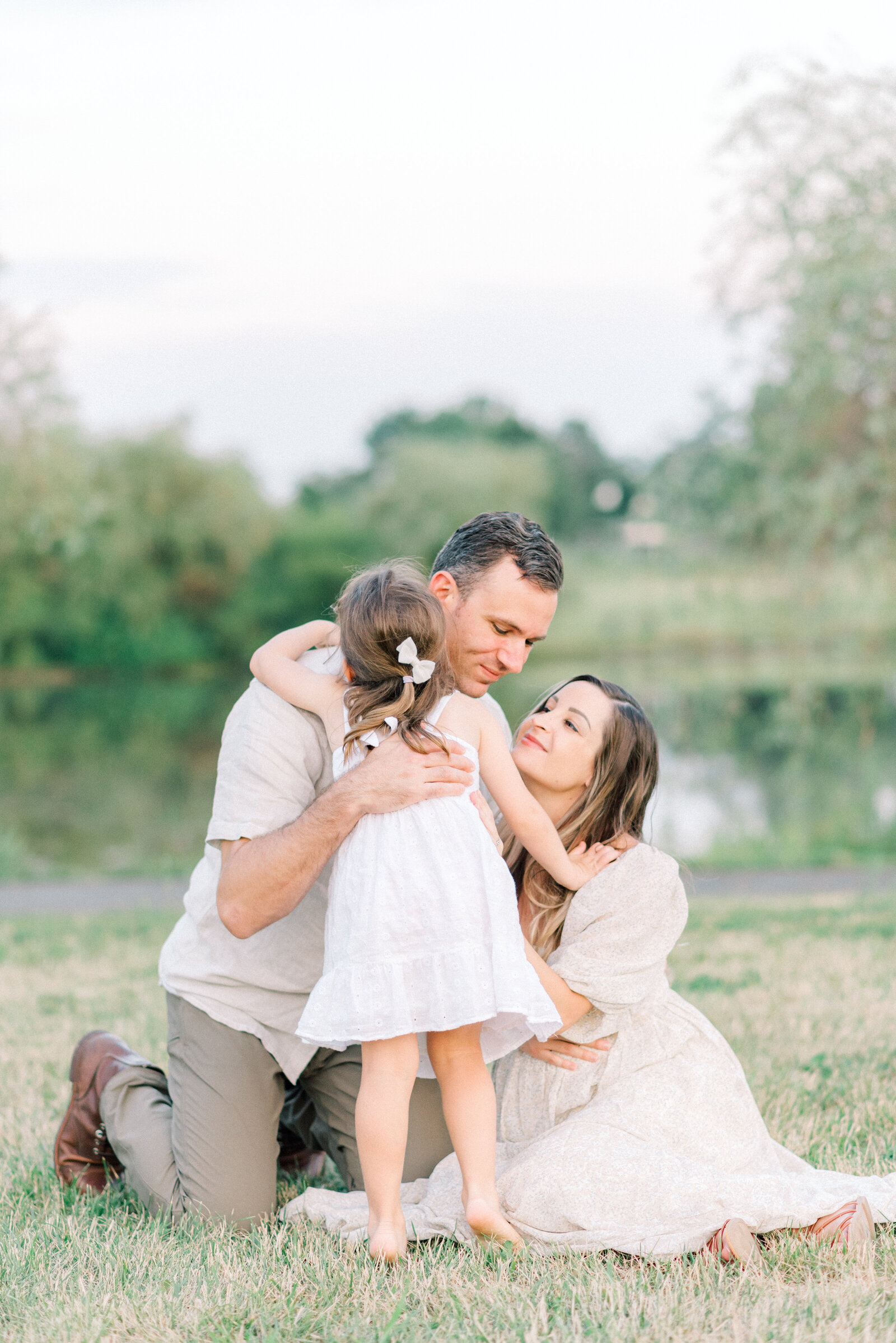 family-hugging-yorktown-virginia