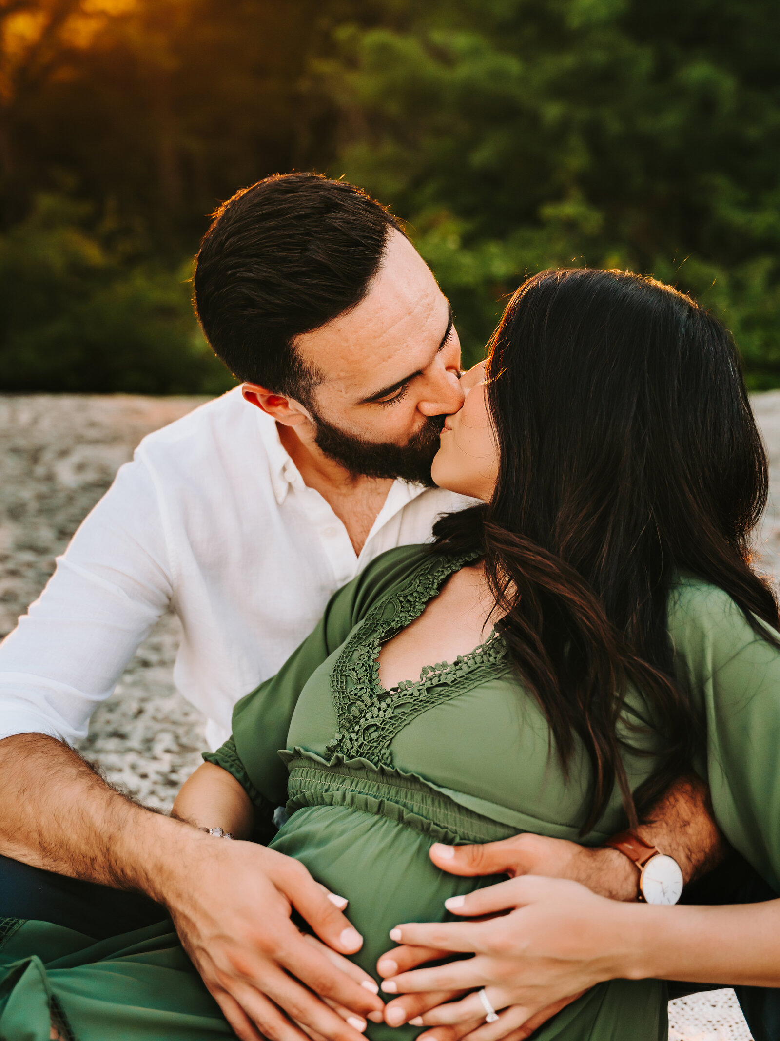 Maternity Photographer, dad-to-be and mother-to-be kiss