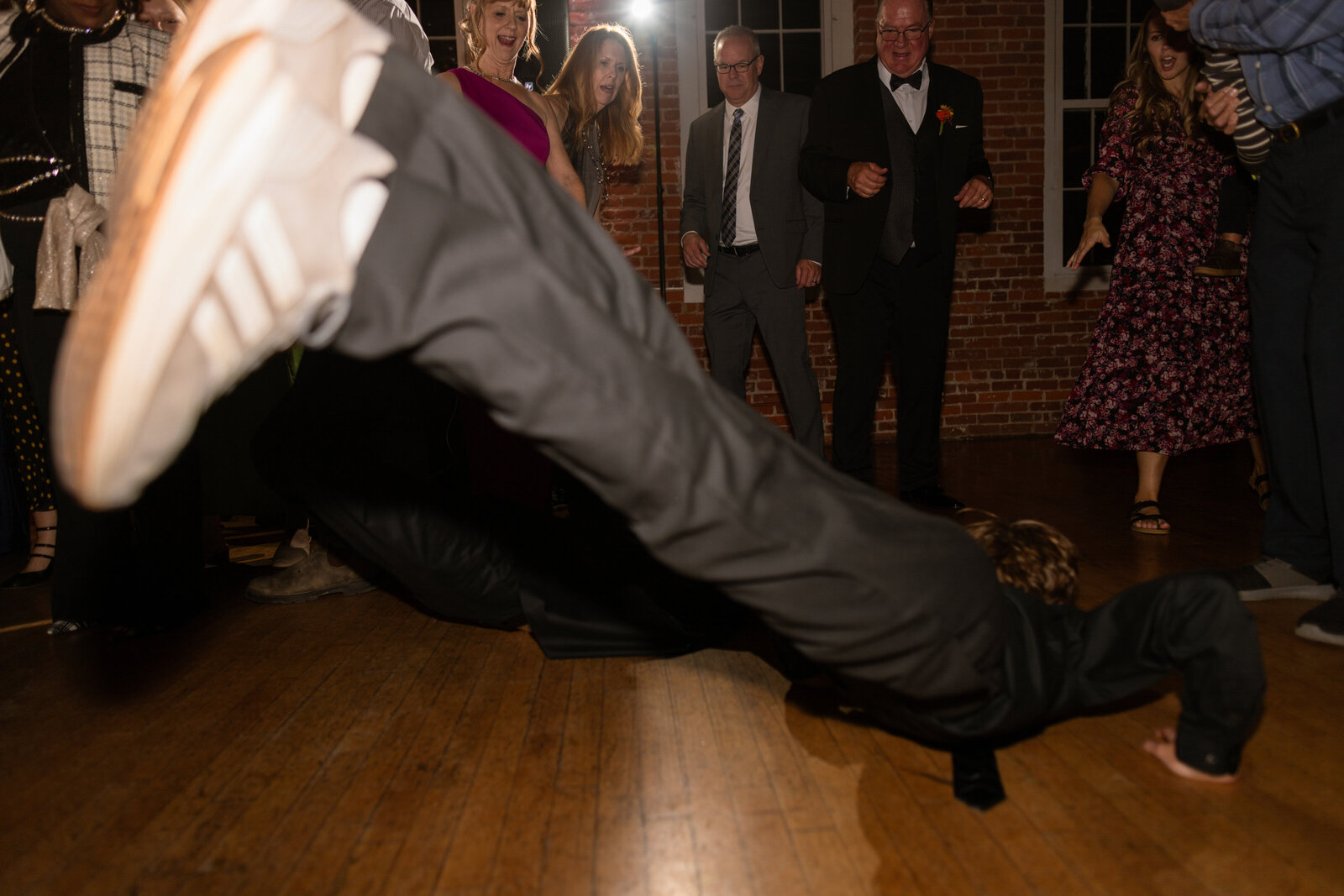 Duluth Minnesota wedding photographer captures guests doing the worm on the dance floor