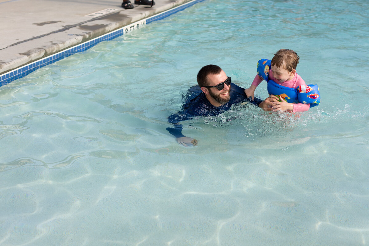 LightCreative_202408_SarahColin_SoutheastRaleighYMCApool_documentaryfamily_001