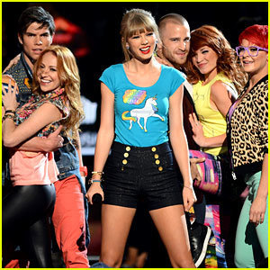 taylor-swift-billboard-music-awards-2013-performance-video (1)