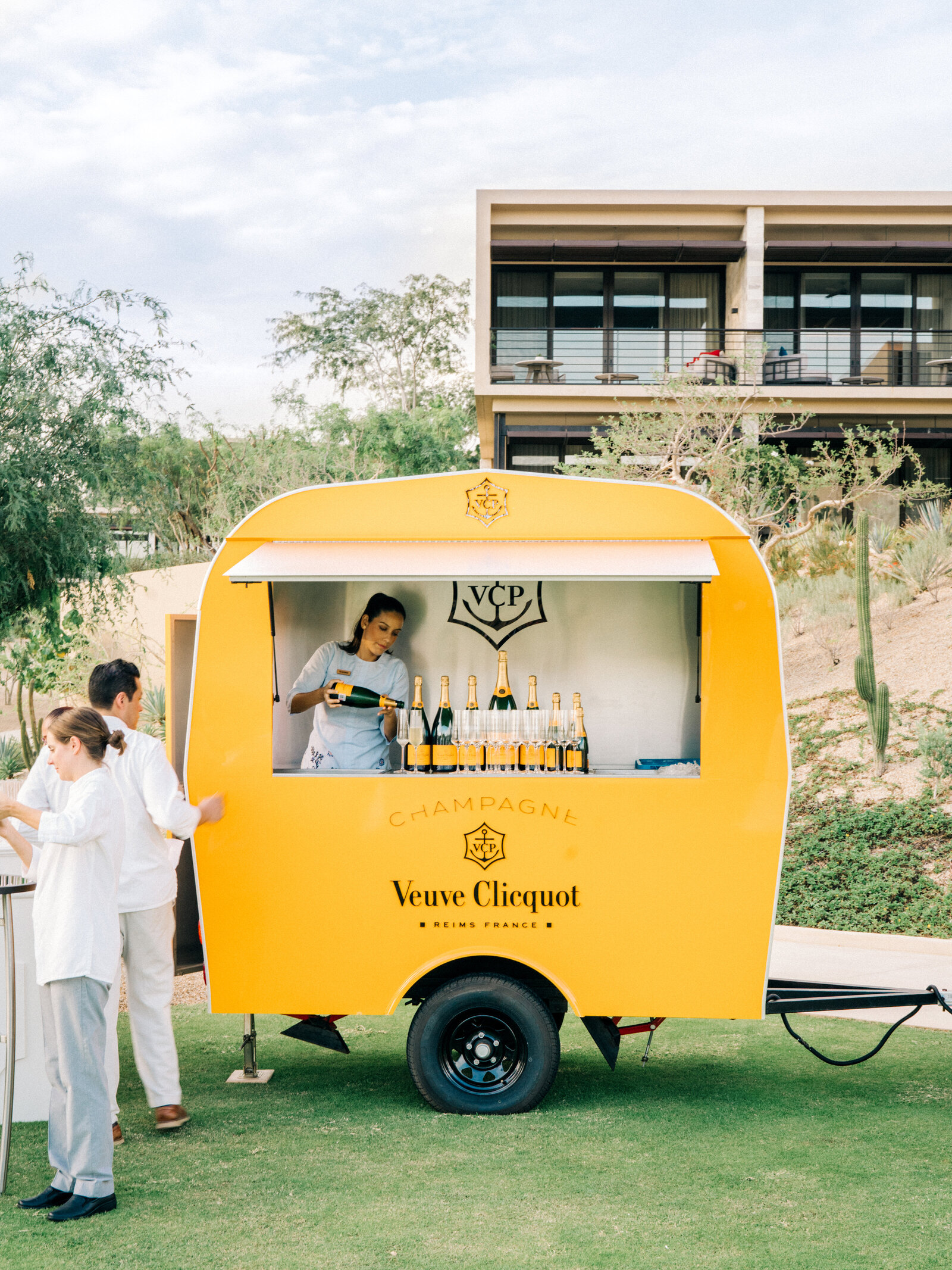 080-sean-cook-wedding-photography-cabo-champagne-truck