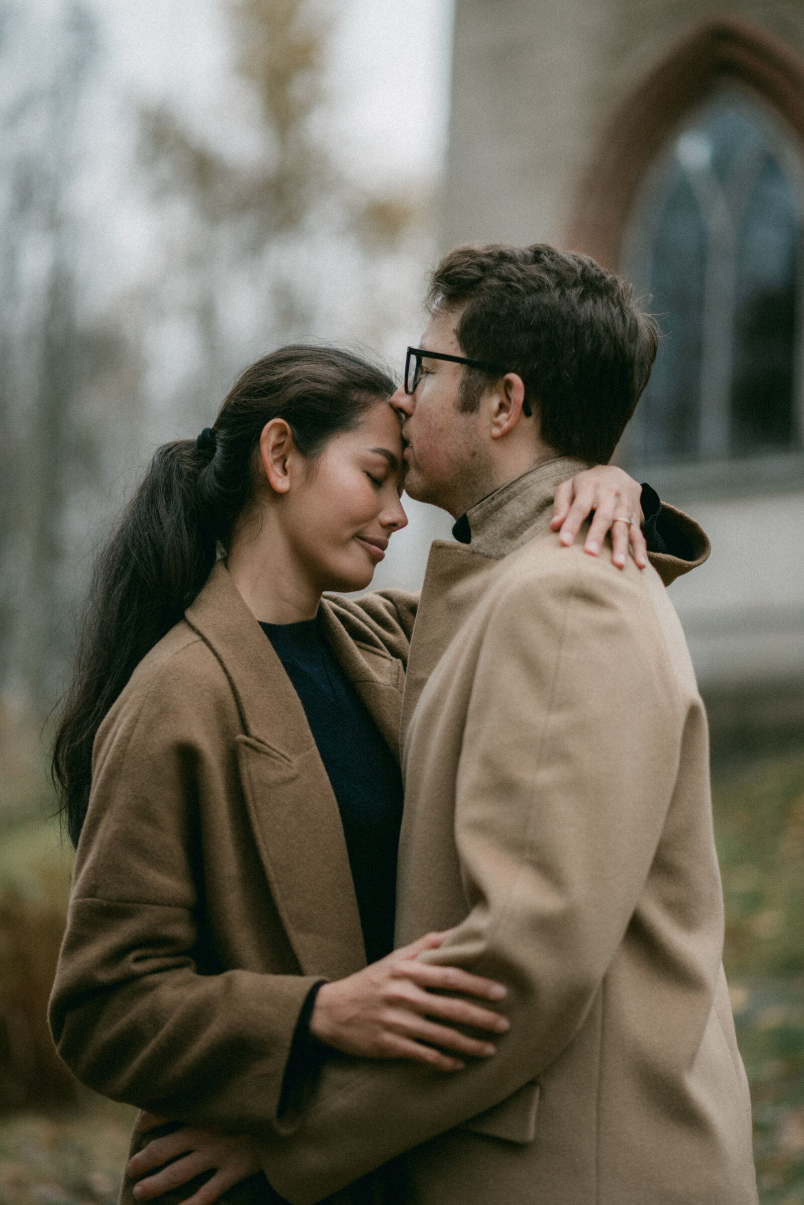 Couple in the park of Mustio Manor on a photography session with photographer Hannika Gabrielsson
