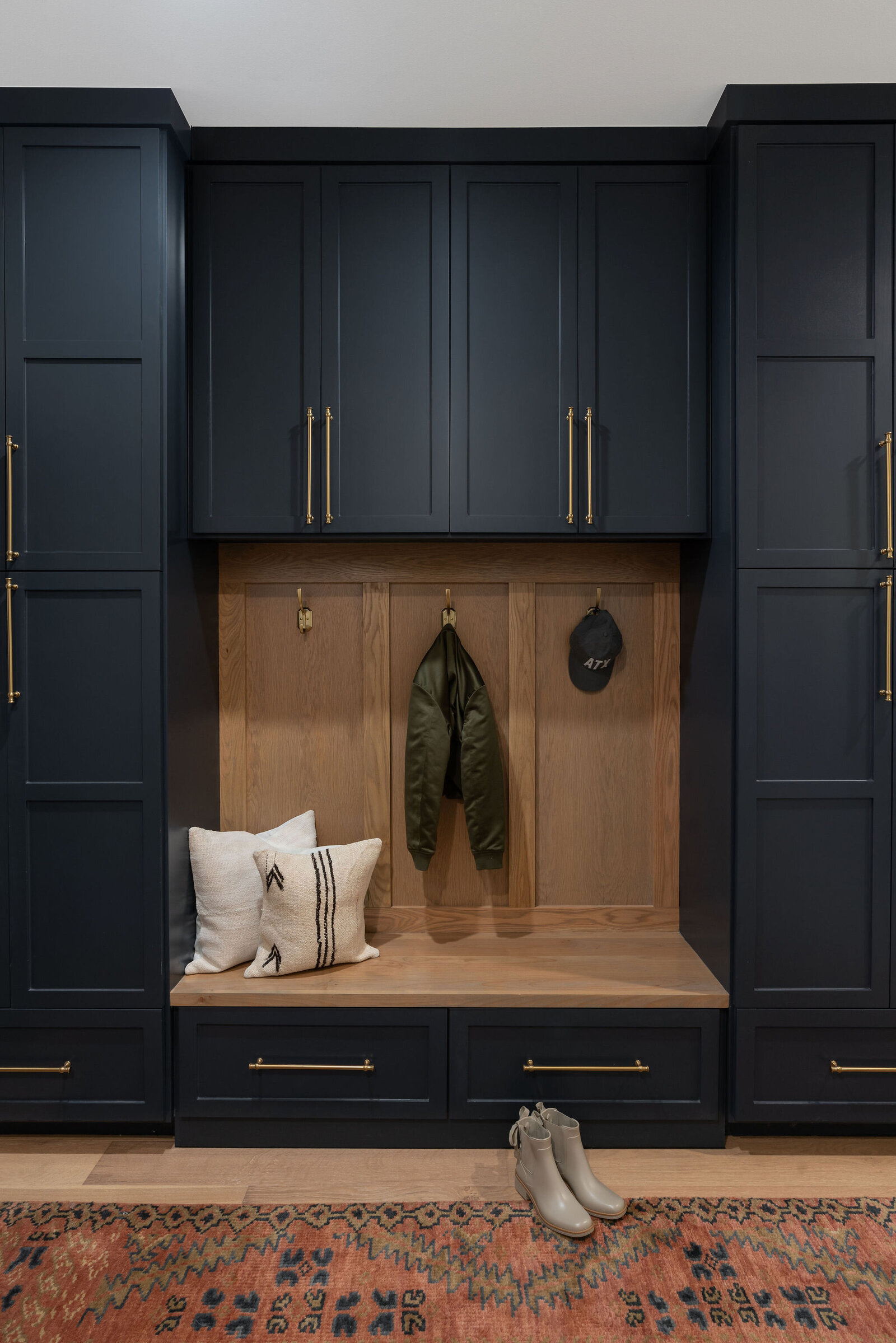 NuelaDesign_Navy and White Oak Mudroom