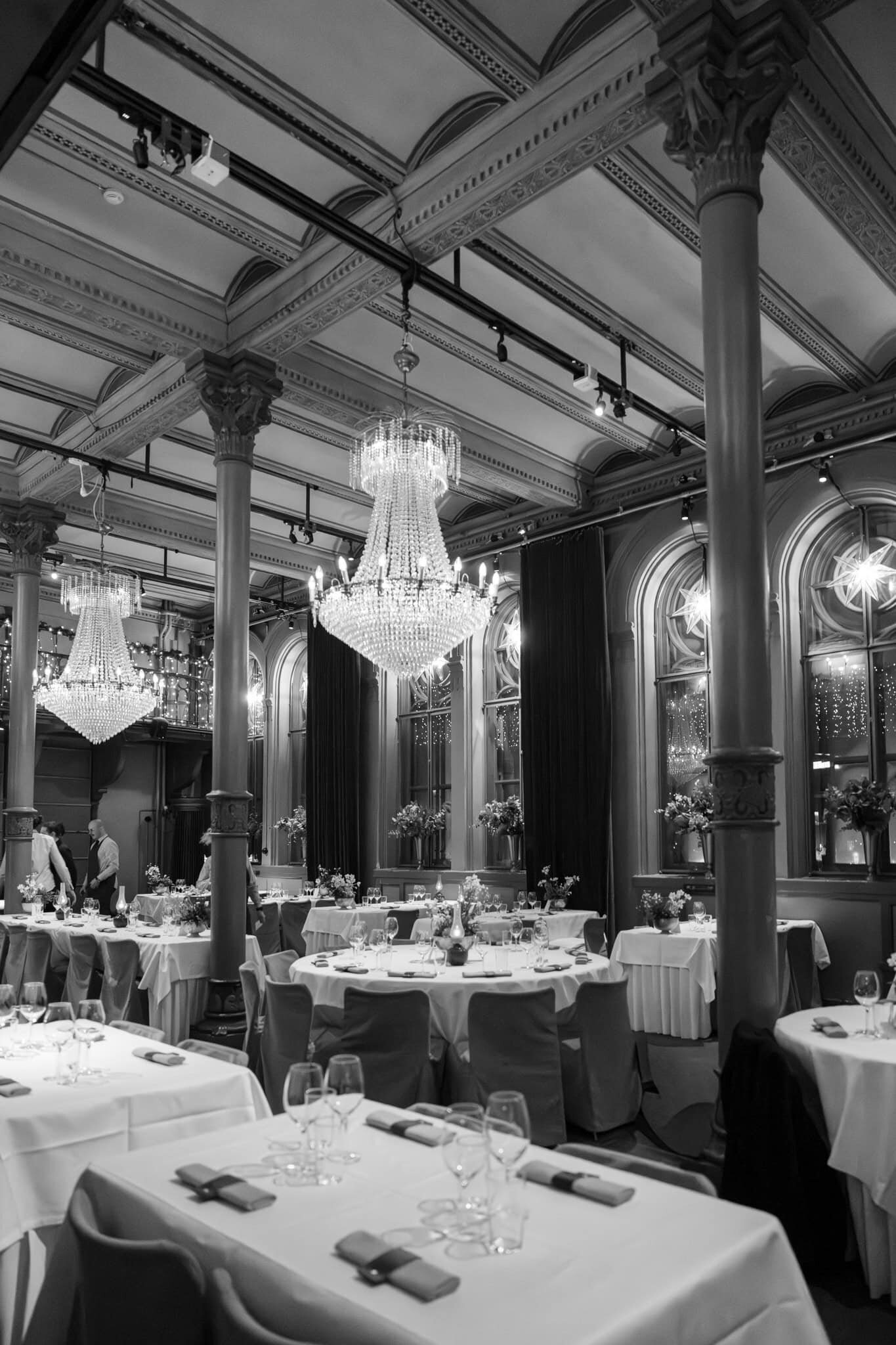 Destination Wedding Photographer Anna Lundgren in Stockholm Winter wedding inspiration Gamla Riksarkivet_15