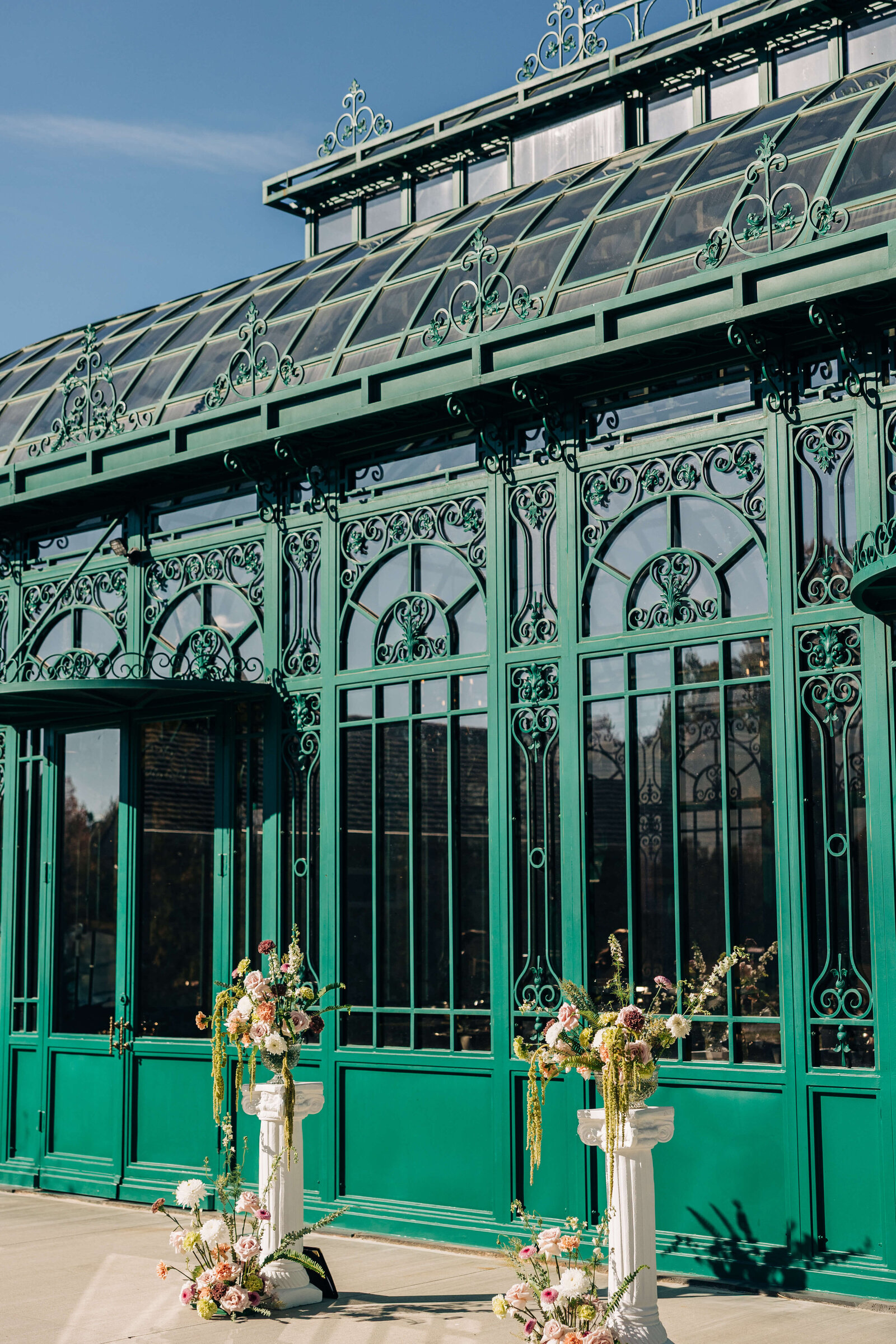 Ceremony-flowers-at-The-Little-Chapel
