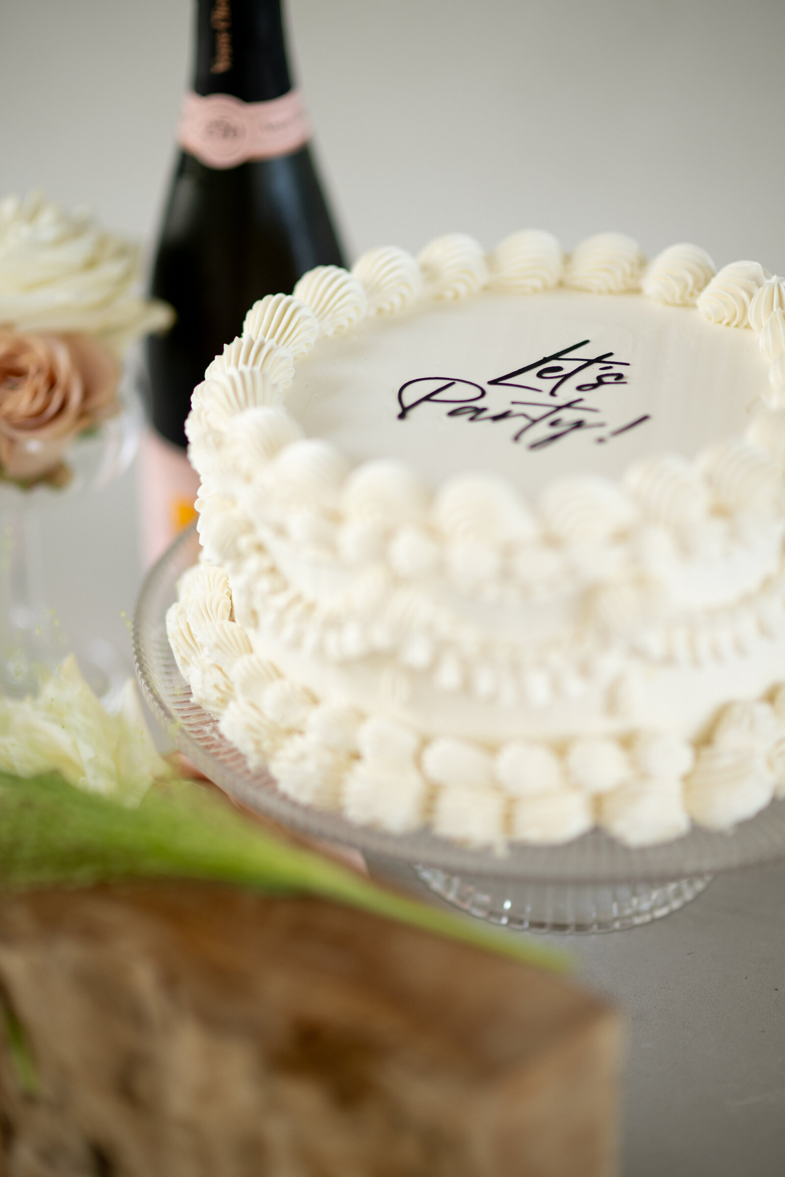 A vintage white cake