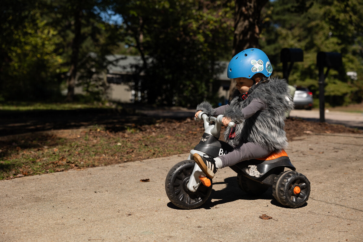 LightCreative_202410_HannahAlex_BrightSpotDonuts_Hike_HalloweenCostumes_documentaryfamily_009