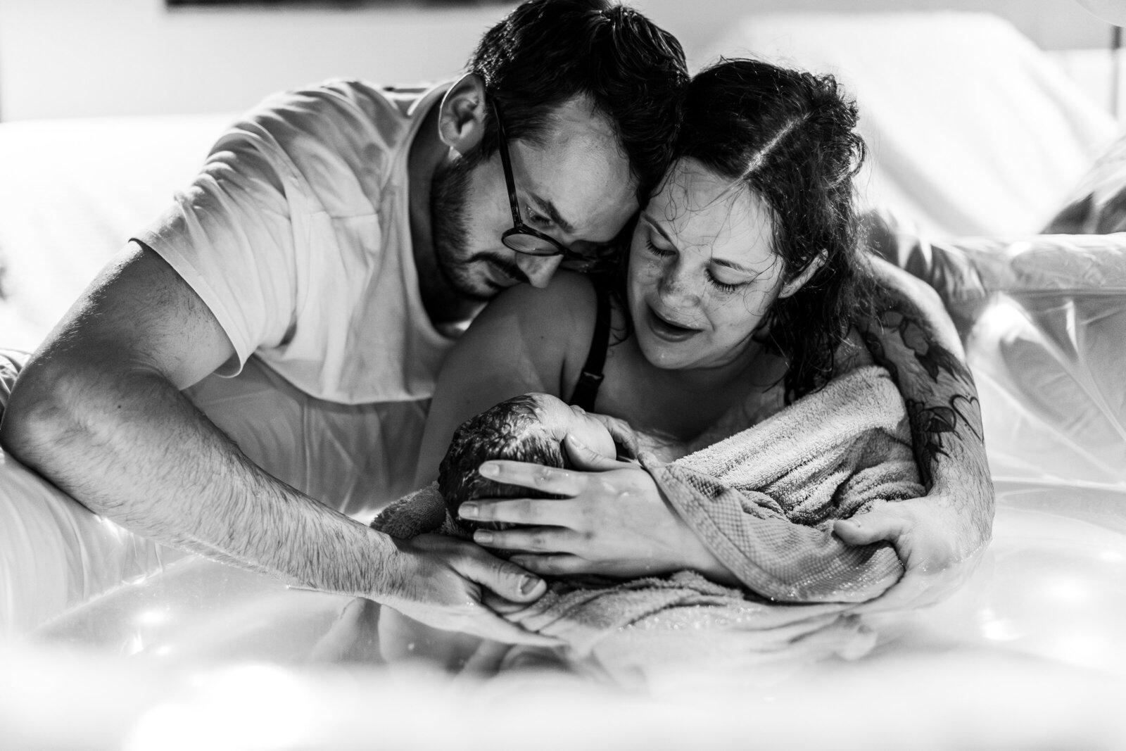 reportage accouchement thonon - photographe accouchement a domicile haute savoie - vanessa amiot - accoucher en clinique - reportage photo de la naissance - 