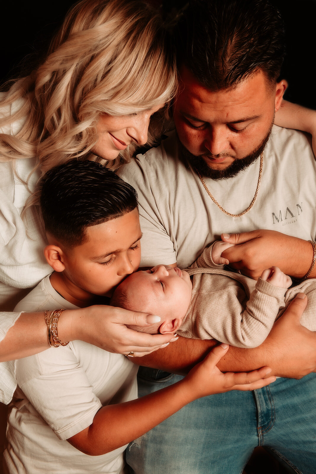 Babyfotografie met natuurlijke tinten en warme uitstraling