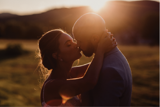couple-kissing-under-sunset@2x