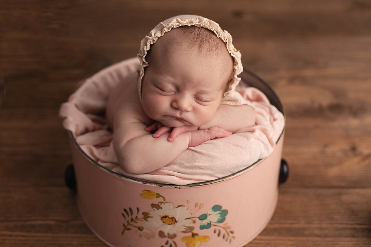 decatur-newborn-in-pink-bukcet