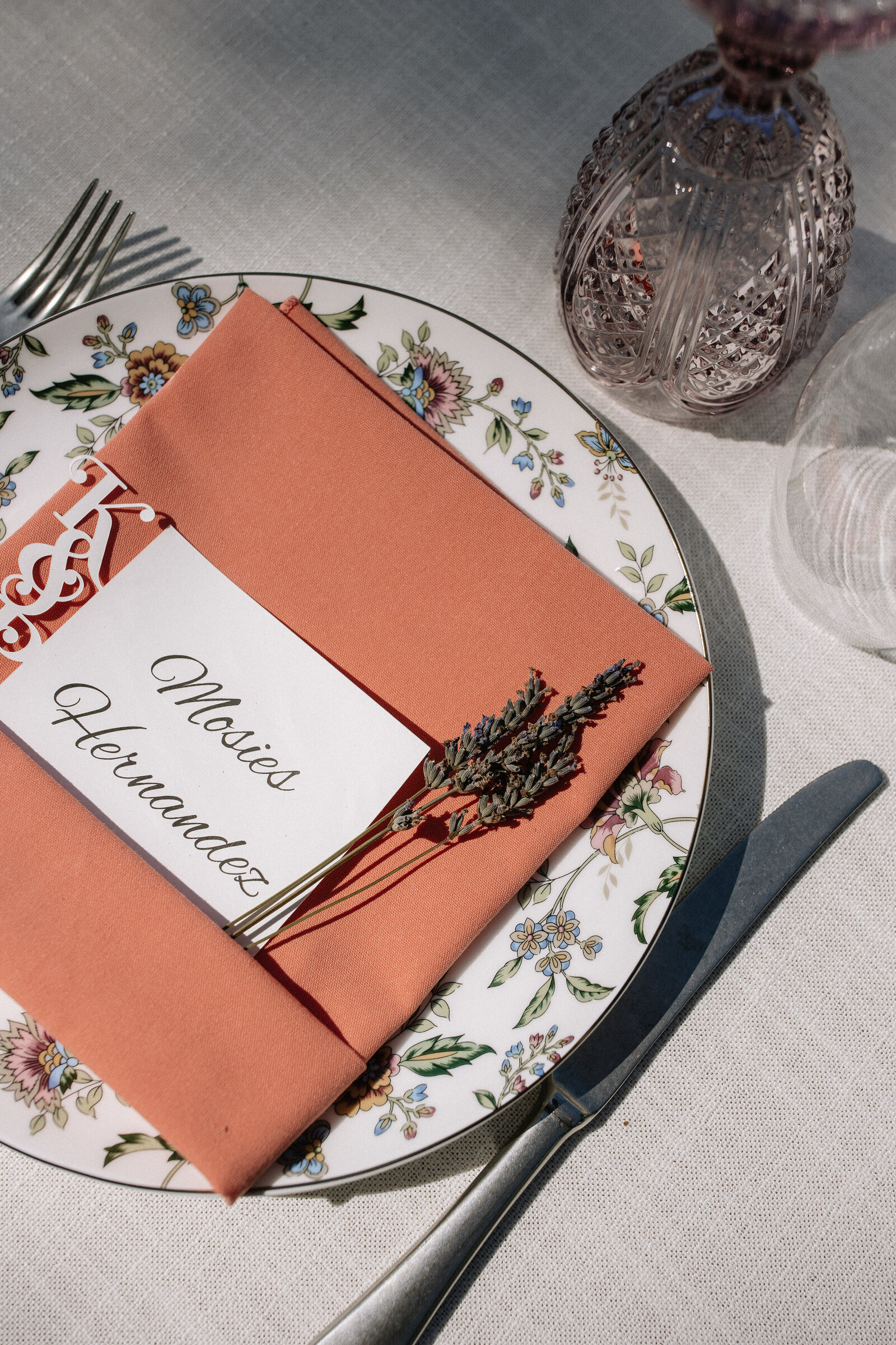 Colorful place settings for outdoor Idaho wedding reception 