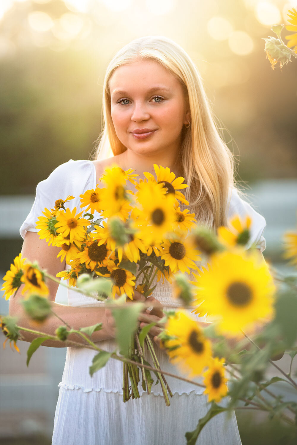 blond-senior-portrait-warm-goldern-colorado-sunlight-sunflowers