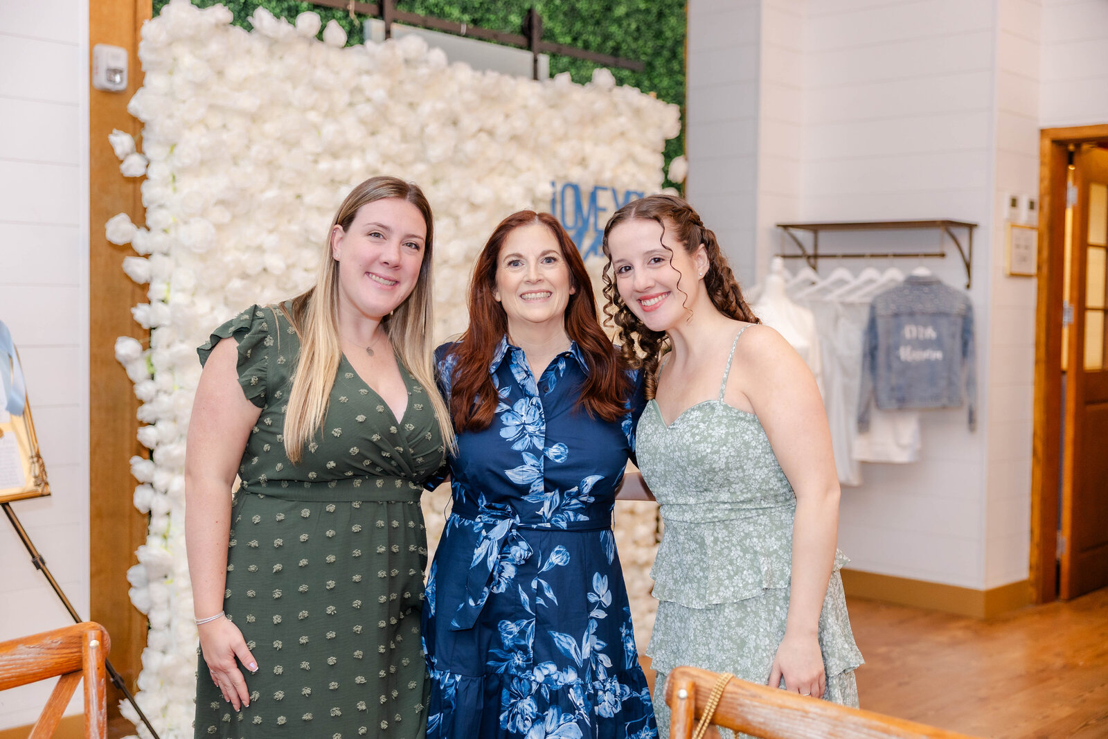 bridal-shower-guests-floral-backdrop-group-photo