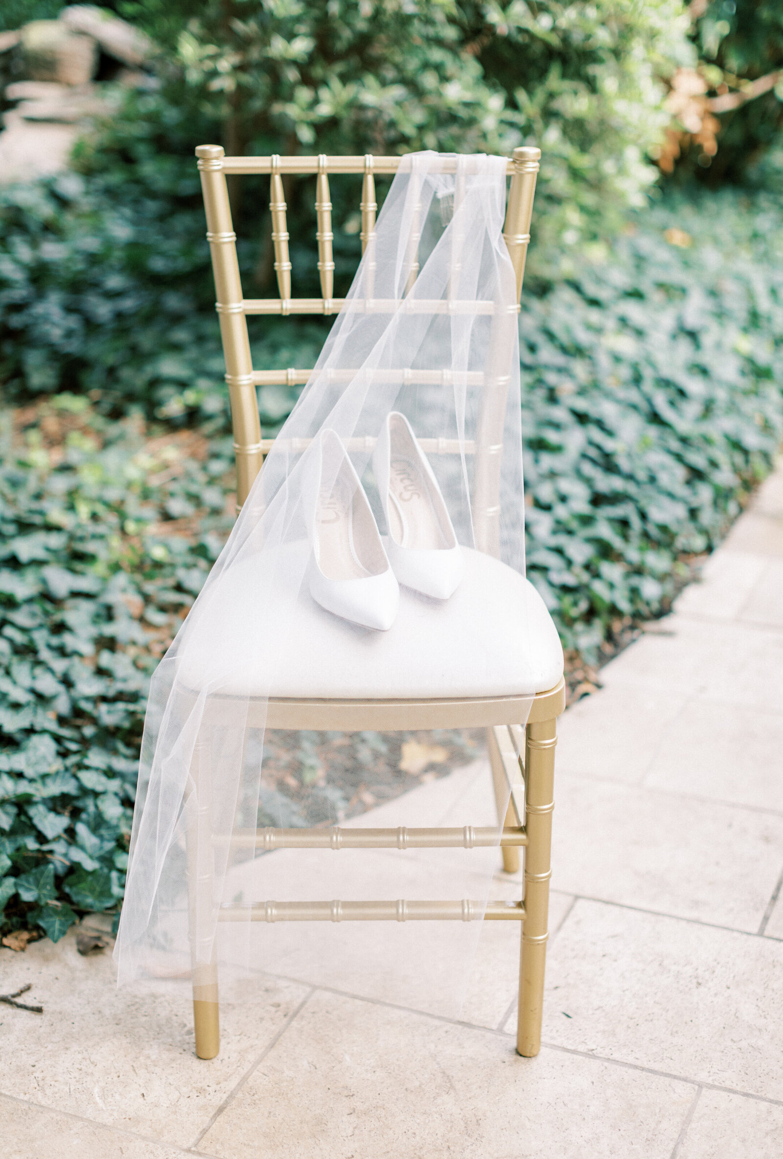 Chair with the brides veil and shoes