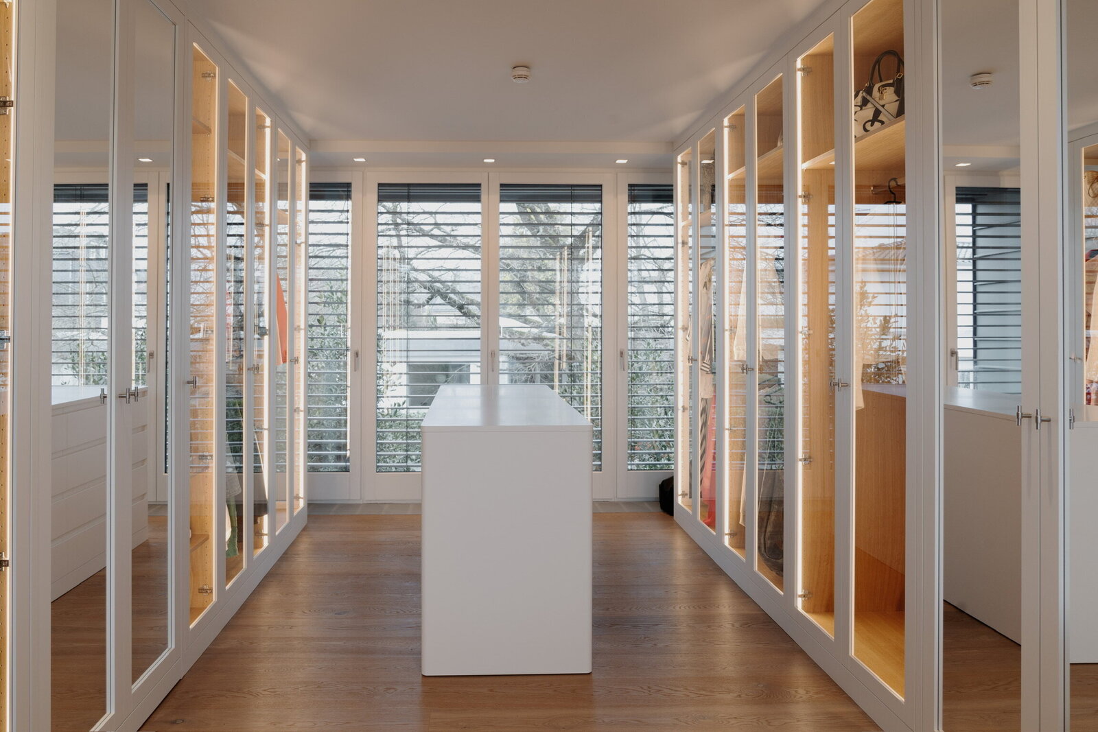 Ankleidezimmer-Kleiderschrank-Glastueren-Beleuchtet-Adam-Innenausbau