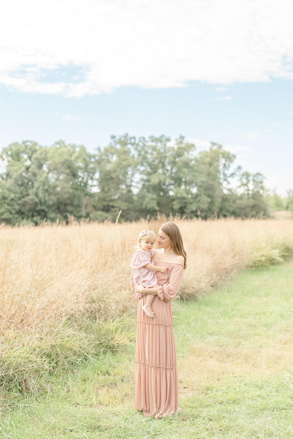 mom looking at daughter during Ashburn, Virginia minis