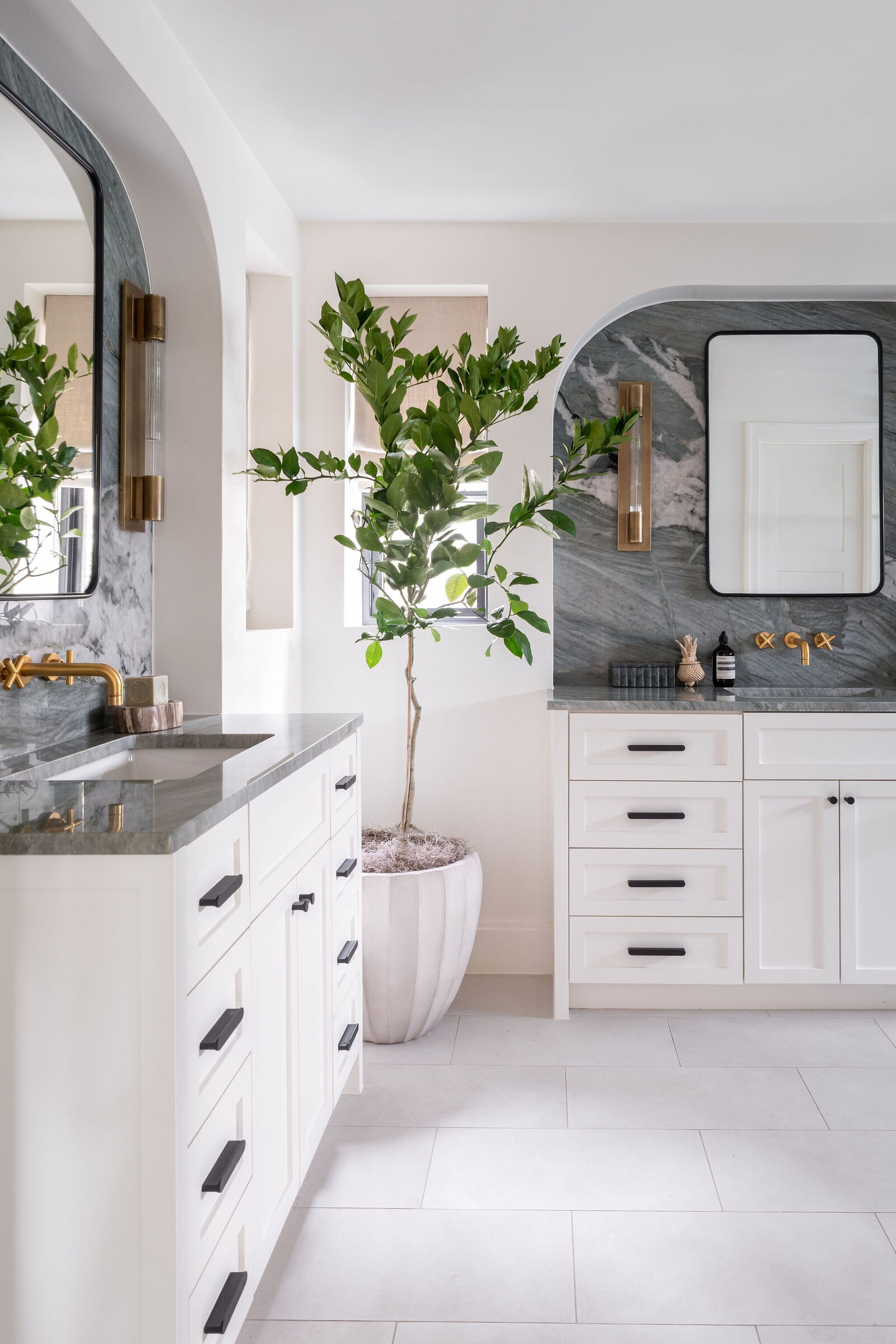 Nuela+Designs+Green+Marble+Arched+Vanities+Primary+Bathroom