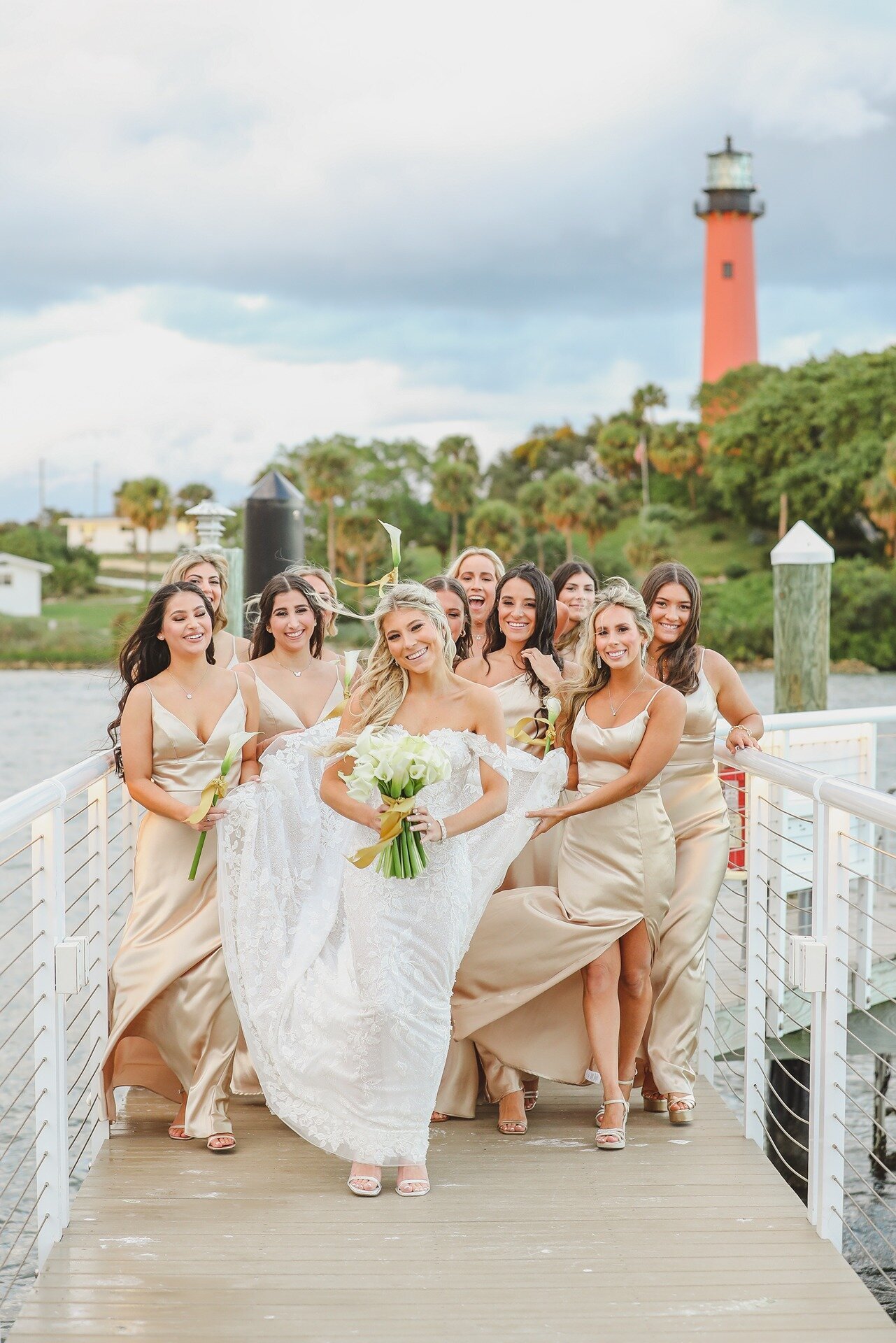 bridesmaids-pelican-club-pier