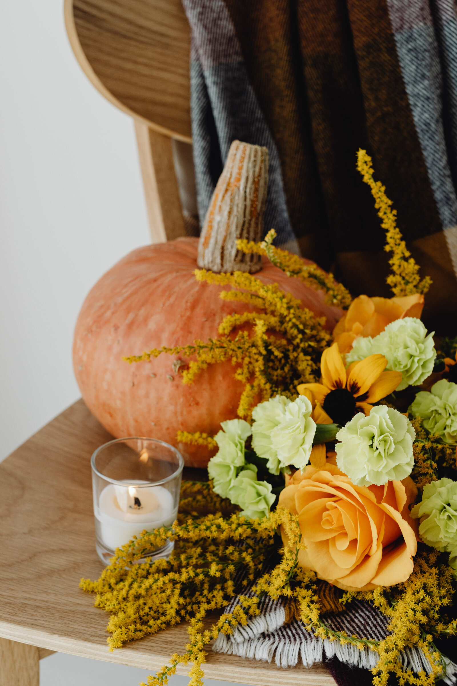 kaboompics_bright-autumn-backgrounds-pumpkins-flowers-candle-22998