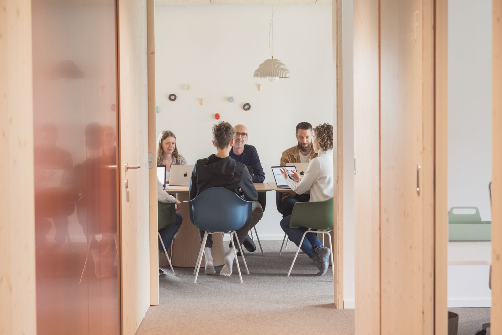 Team having a productive workshop session in one of The Campus Alps Workbase's modern meeting rooms, perfect for company retreats and collaborative work in the heart of the Alps.
