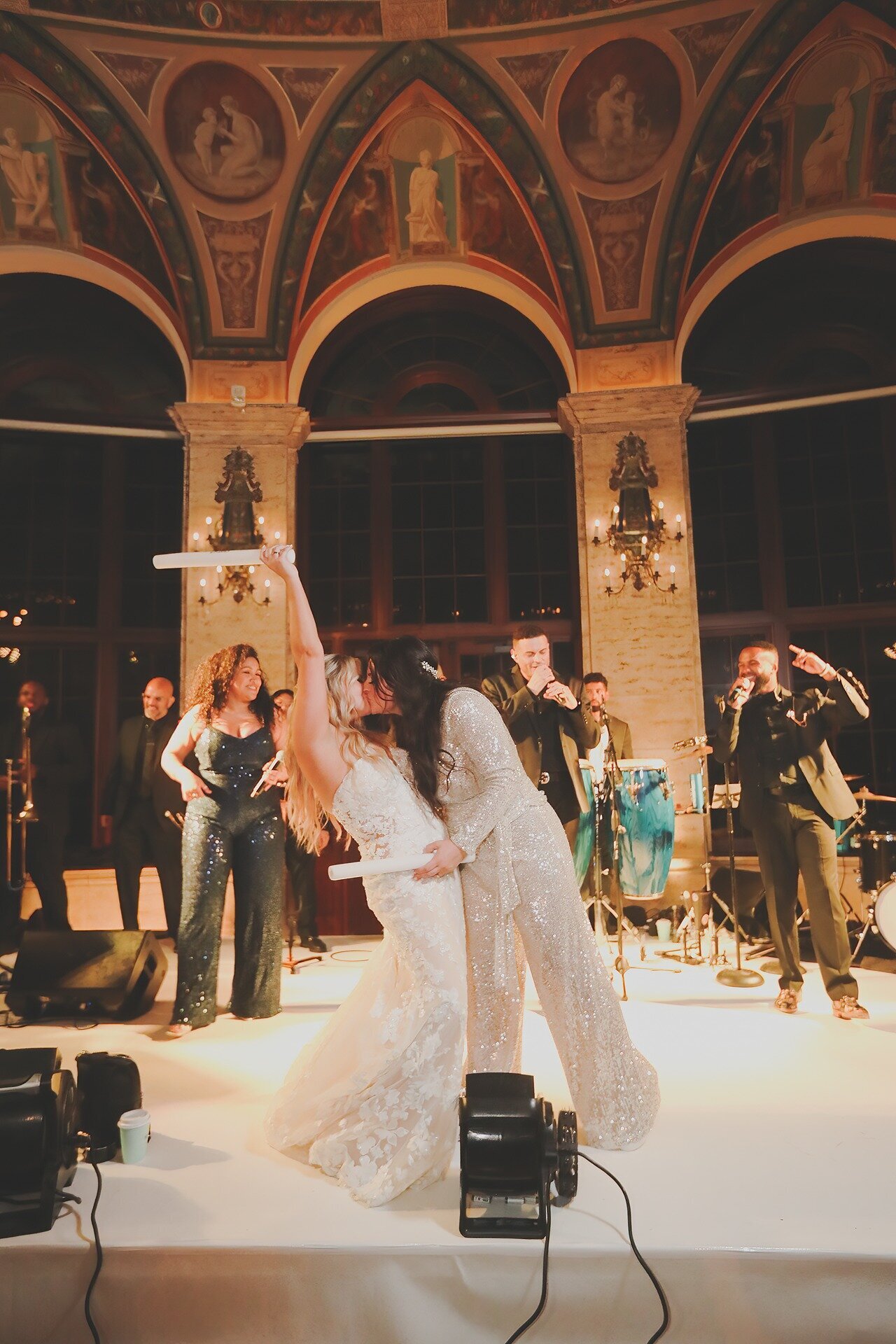 brides-kissing-dancefloor-the-breakers