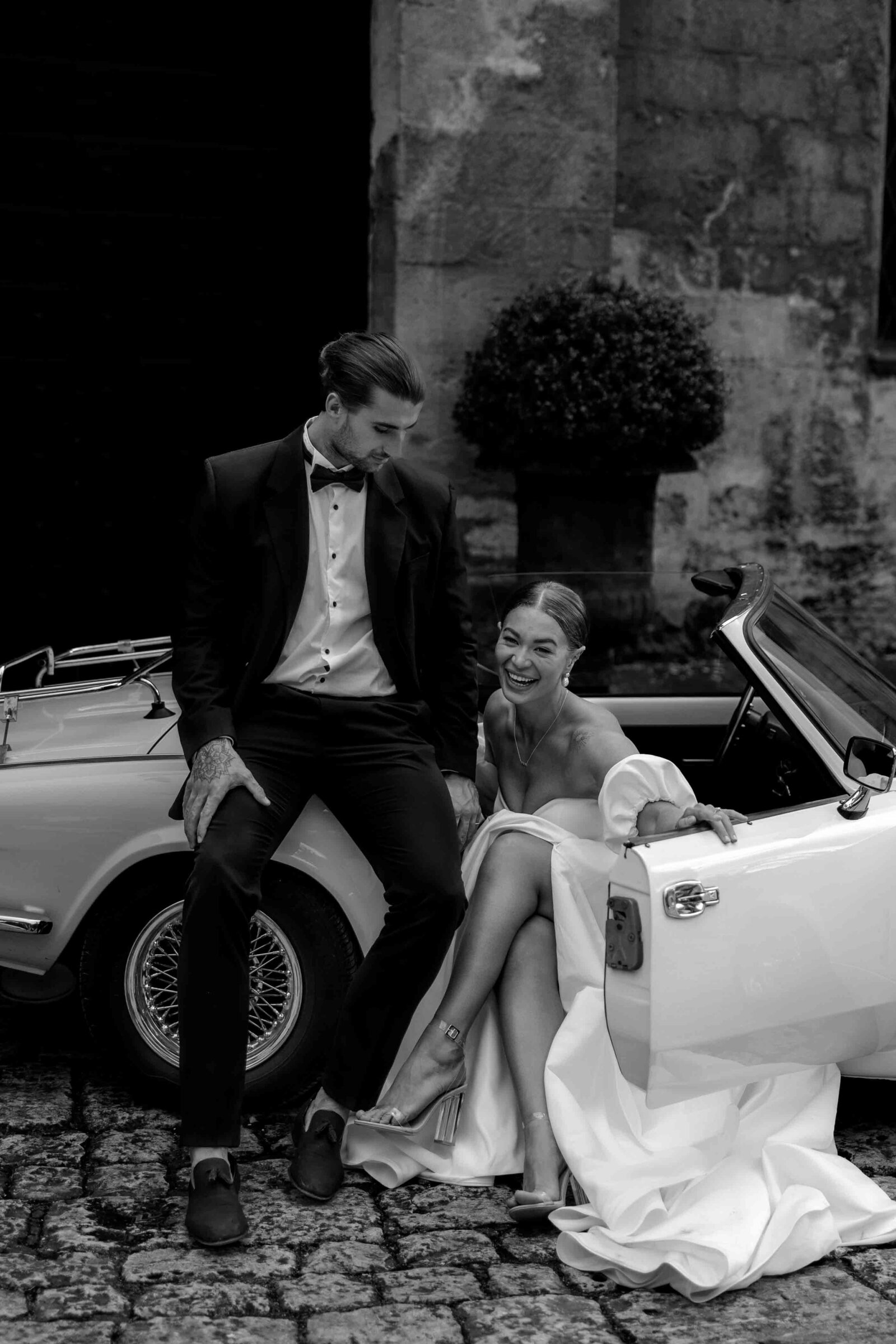 Tijdloze en elegante bruidsfotografie, perfect voor koppels die op zoek zijn naar een professionele trouwfotograaf. Dit bruidspaar straalt tijdens hun trouwshoot in Italië.